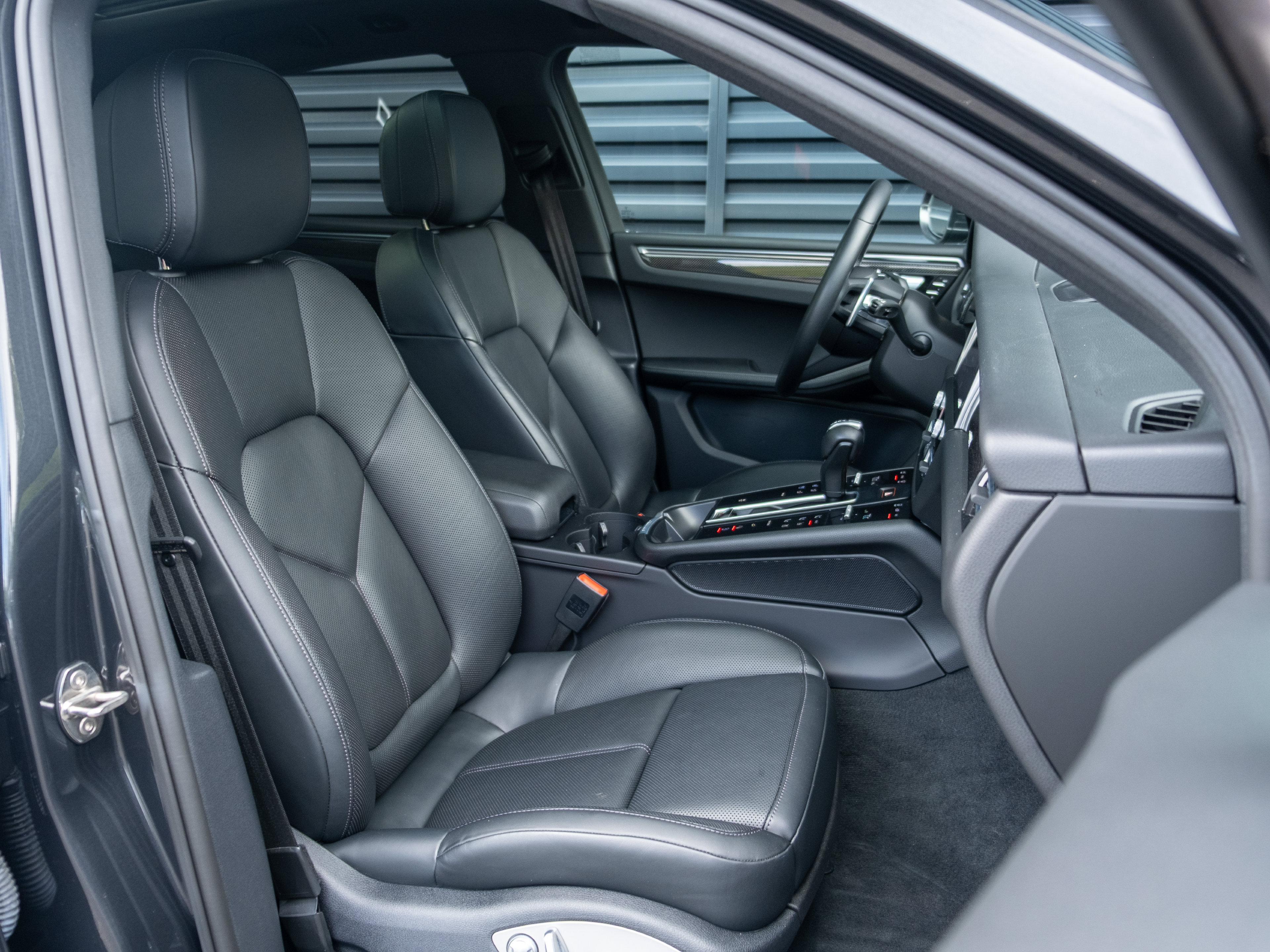 Certified 2023 Porsche Macan AWD/4WD image 38