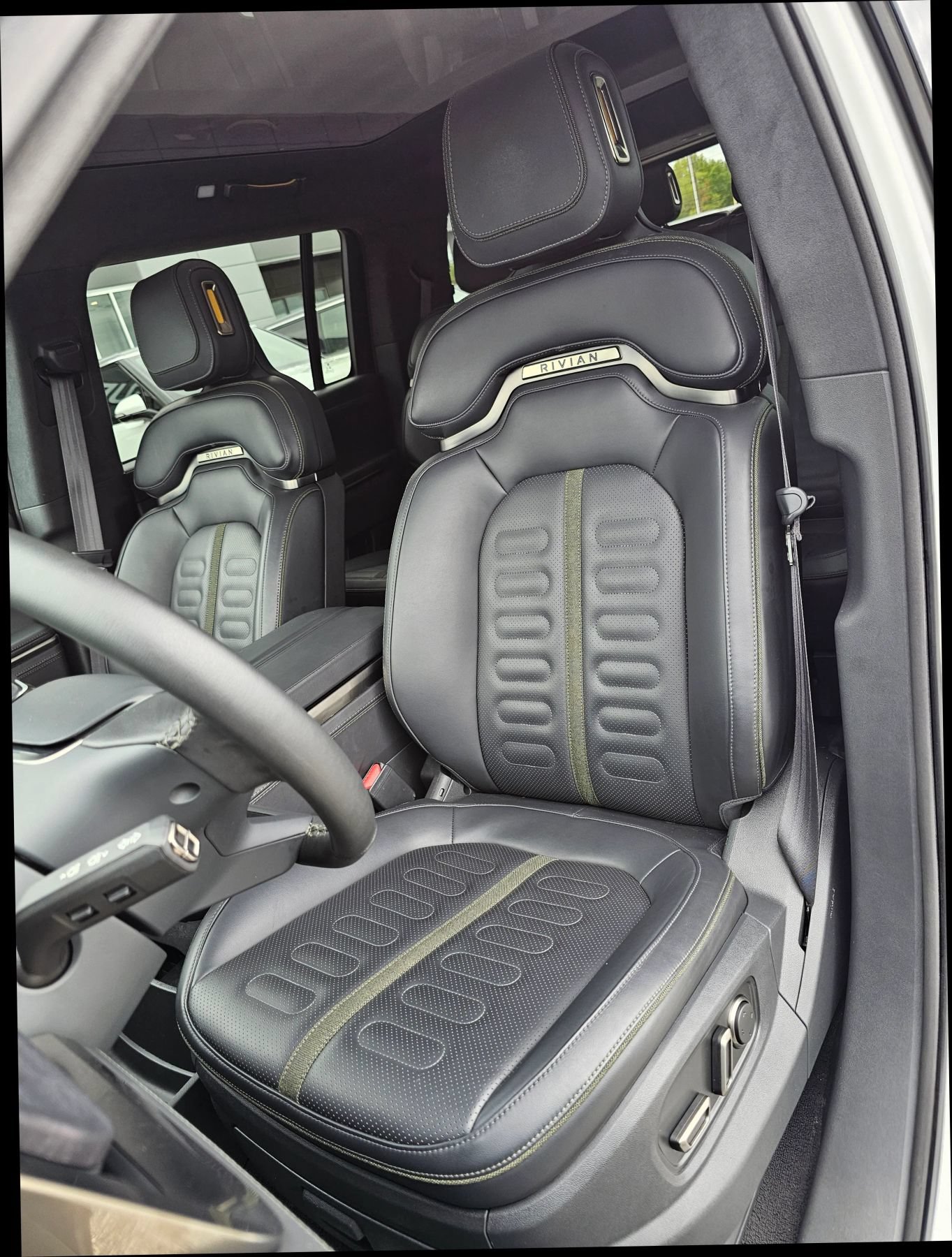 Used 2025 Rivian R1S Adventure Dual AWD/4WD image 10