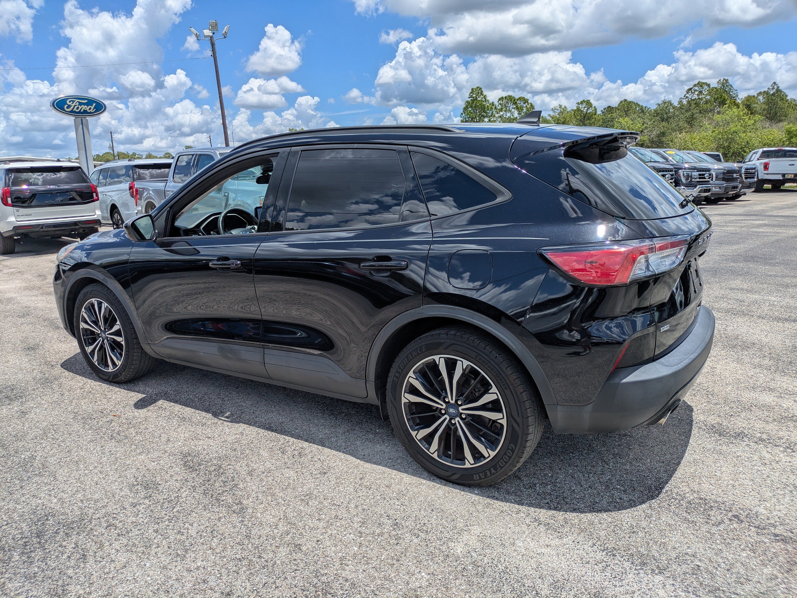 Used 2022 Ford Escape SE w/ SE Sport Appearance Package FWD image 6