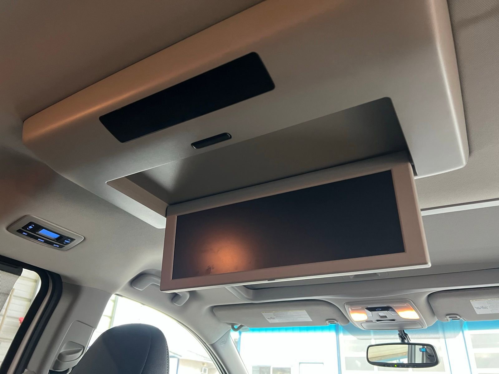 Used 2015 Toyota Sienna SE Premium image 16