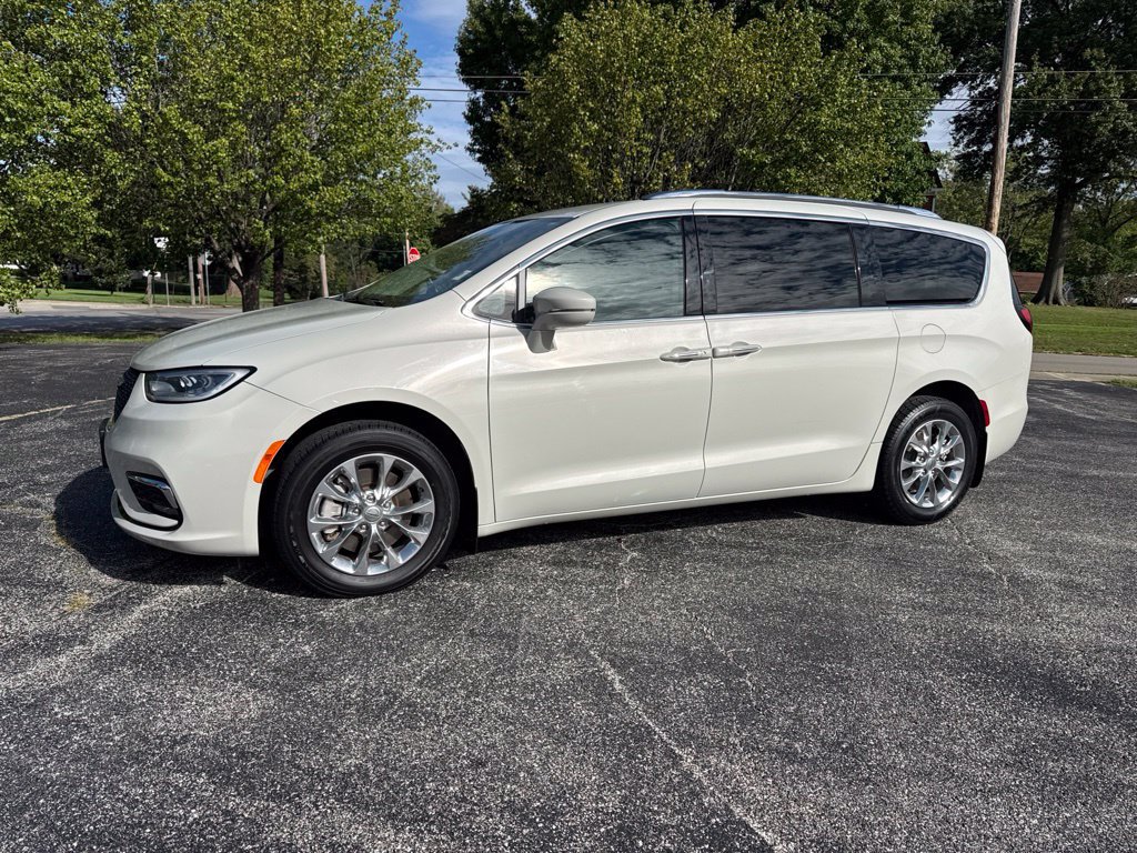 Used 2021 Chrysler Pacifica Touring-L w/ Uconnect Theater Family Group AWD/4WD image 2