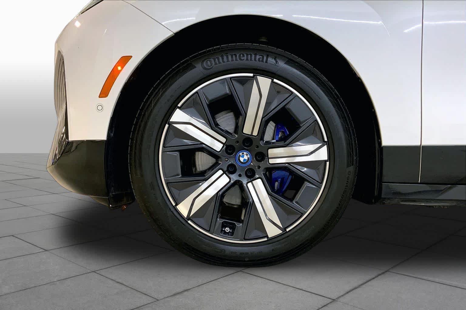Used 2024 BMW iX xDrive50 w/ Premium Package AWD/4WD image 10