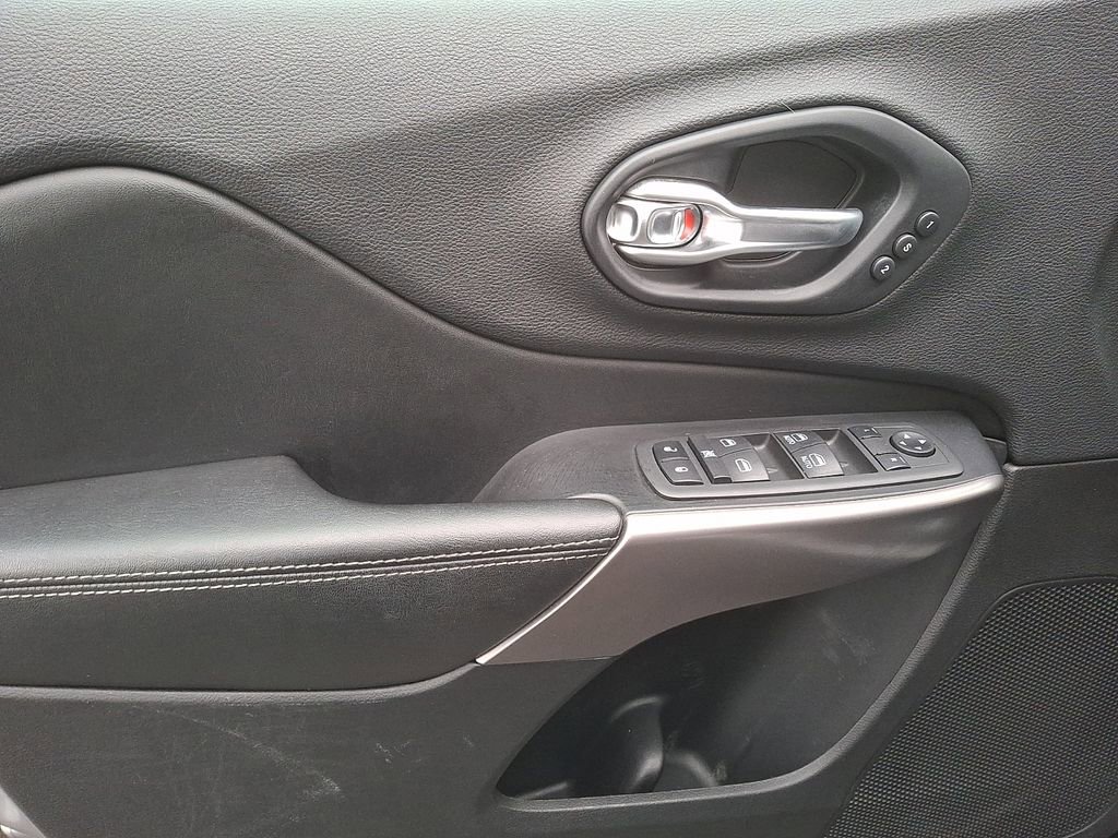 Used 2019 Jeep Cherokee Limited image 8