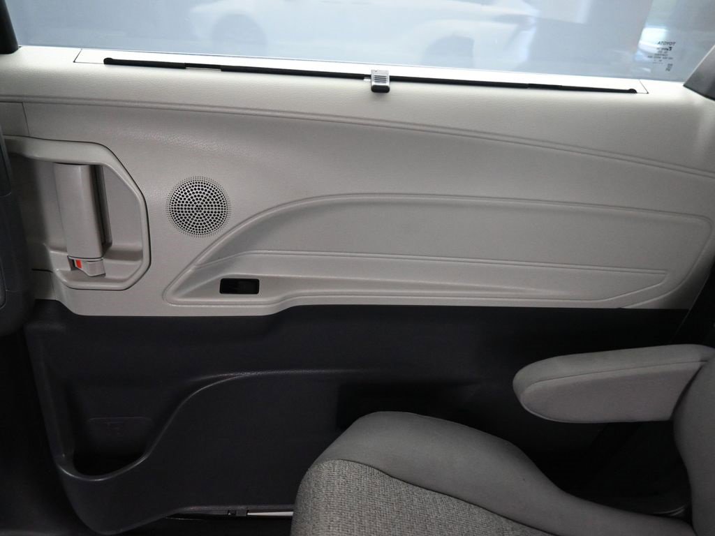 Used 2021 Toyota Sienna LE image 33