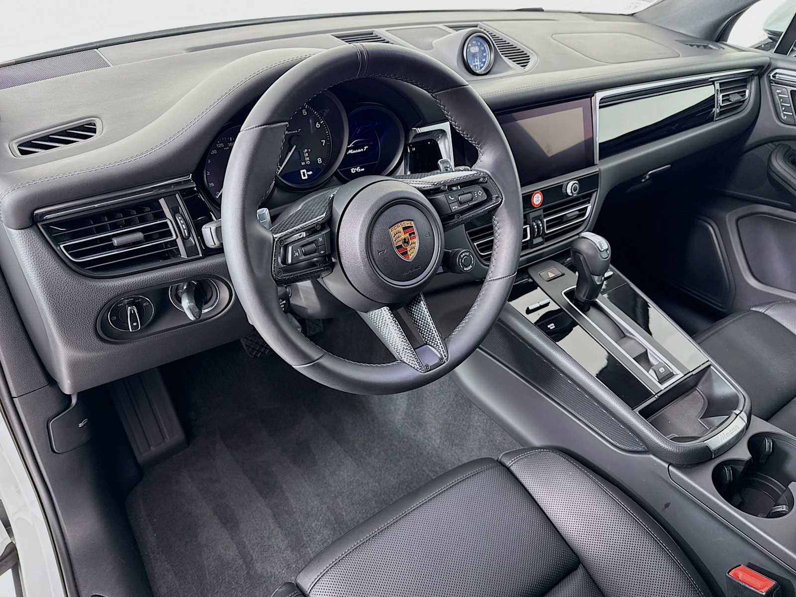 Certified 2025 Porsche Macan T image 4