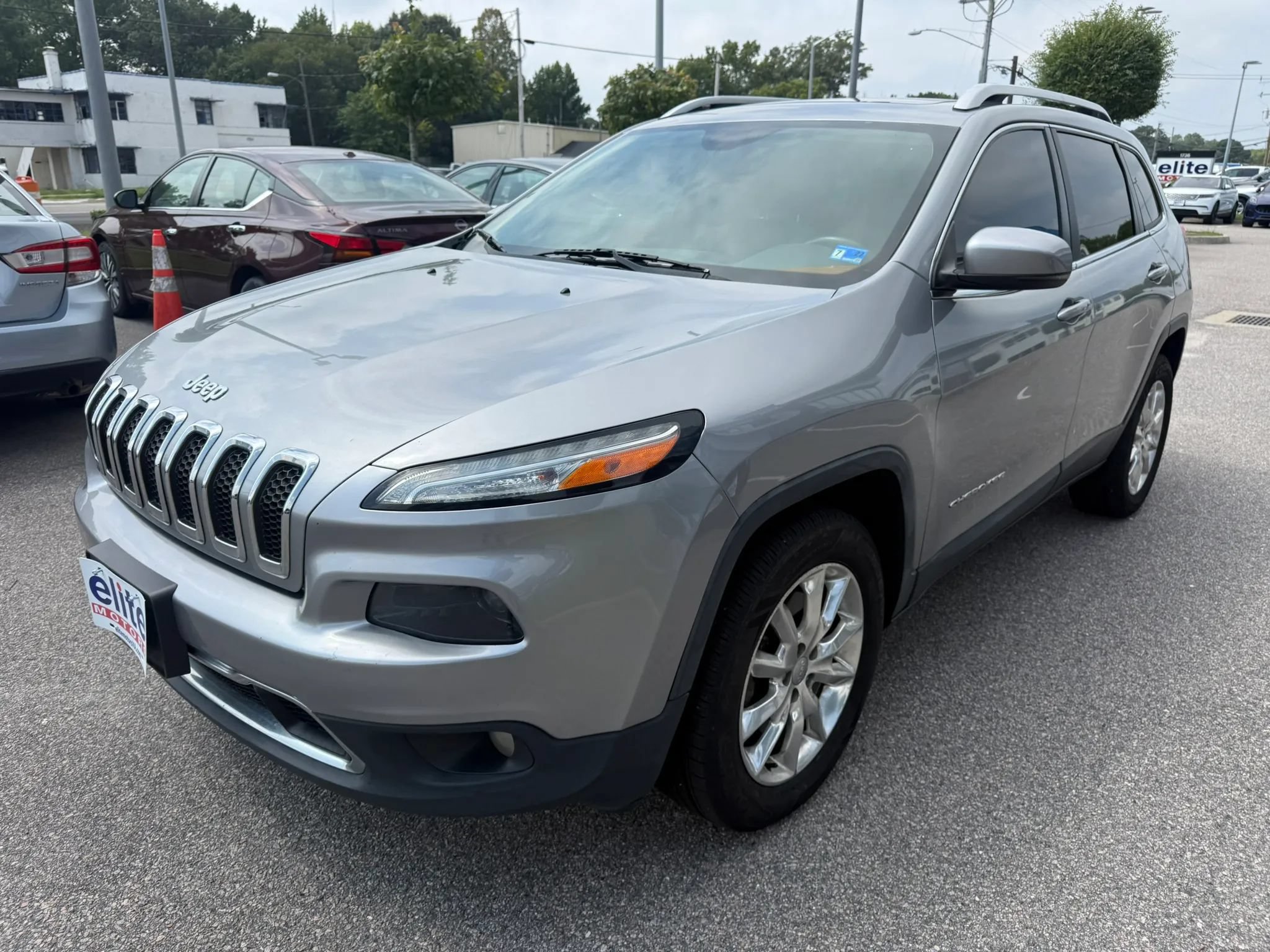 Used 2016 Jeep Cherokee Limited AWD/4WD image 3