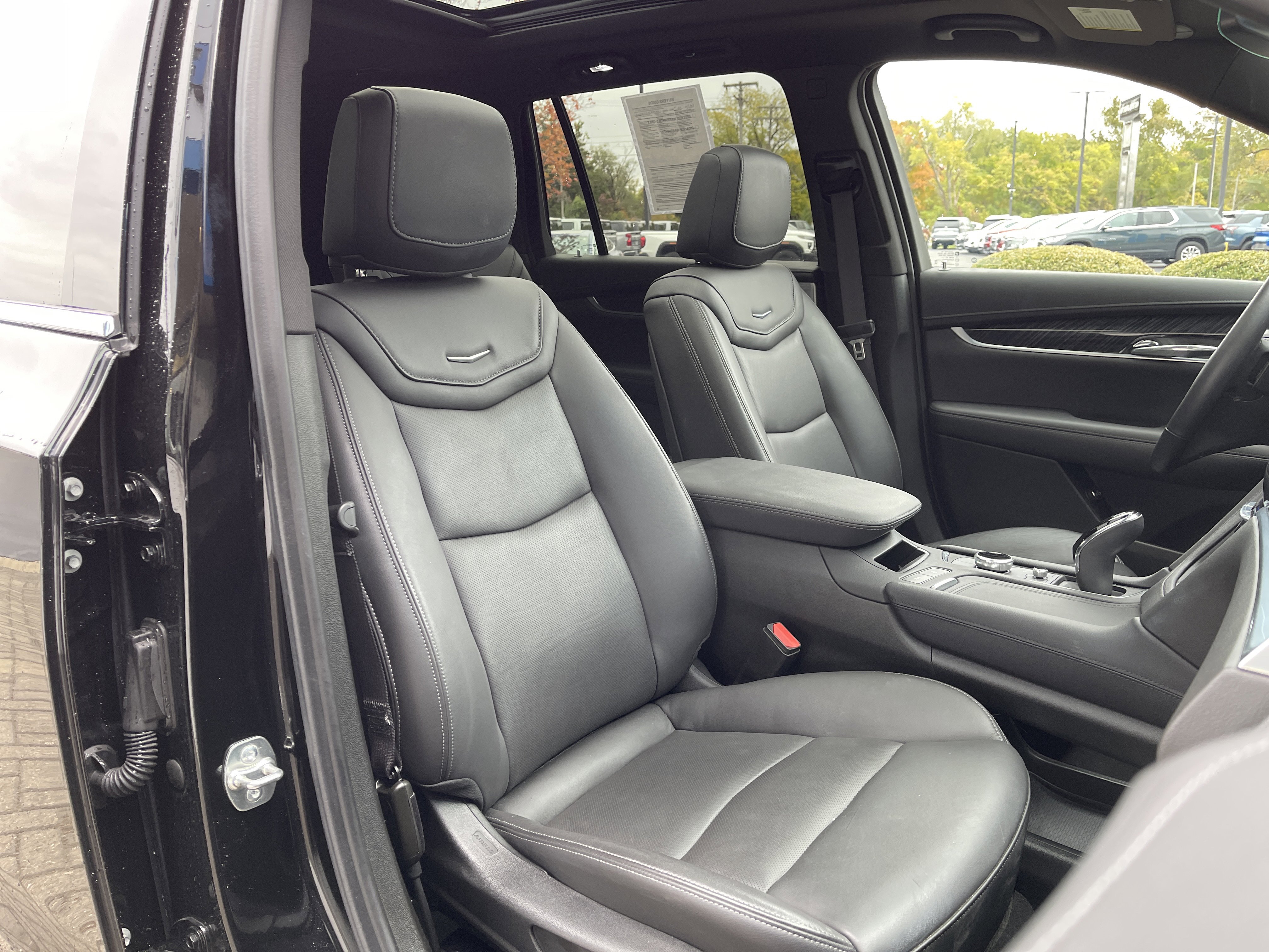 Used 2025 Cadillac XT6 Premium Luxury image 40