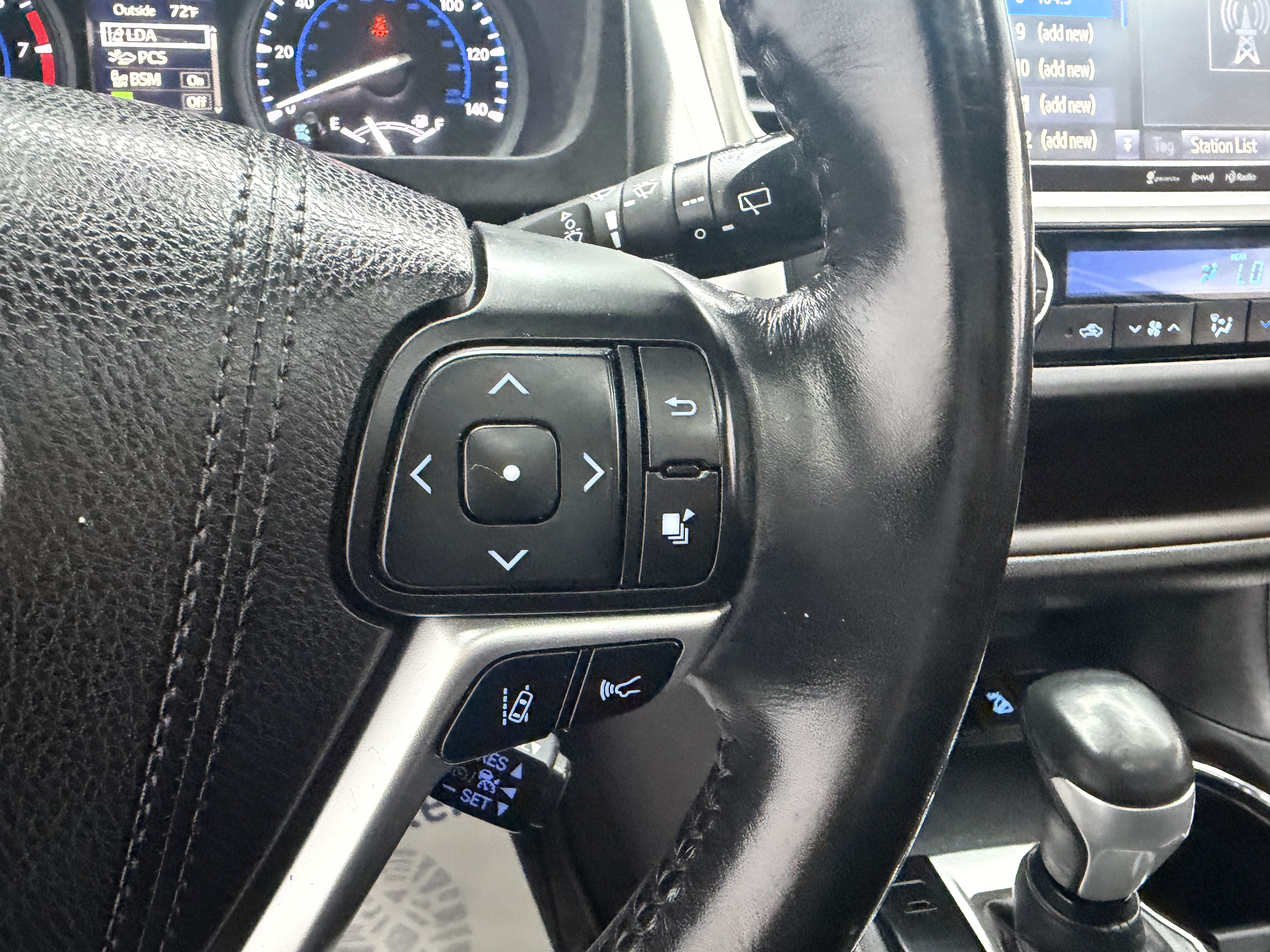 Used 2017 Toyota Highlander XLE AWD/4WD image 19
