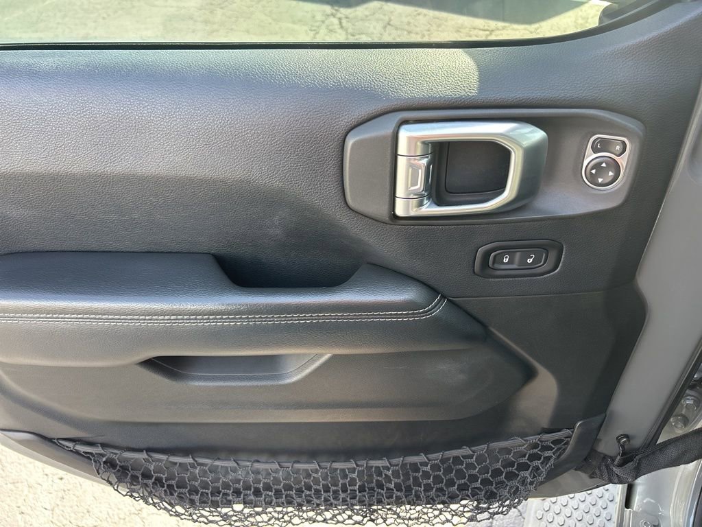 Used 2018 Jeep Wrangler Unlimited Sahara image 14