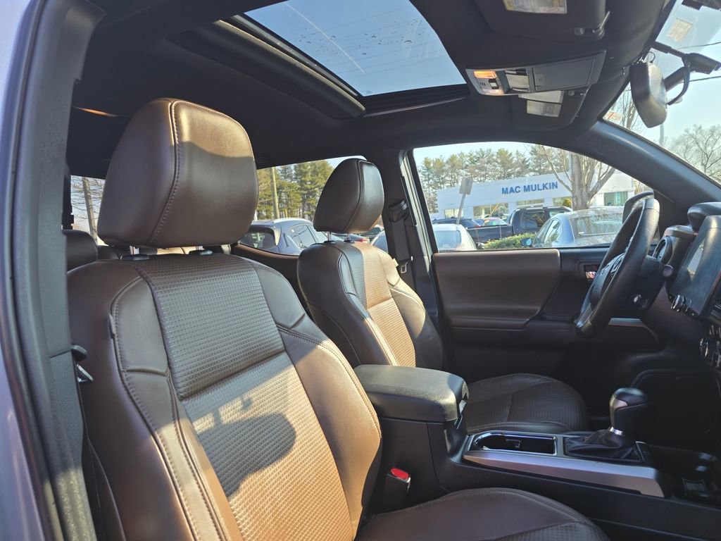 Used 2016 Toyota Tacoma Limited w/ Towing Package image 13