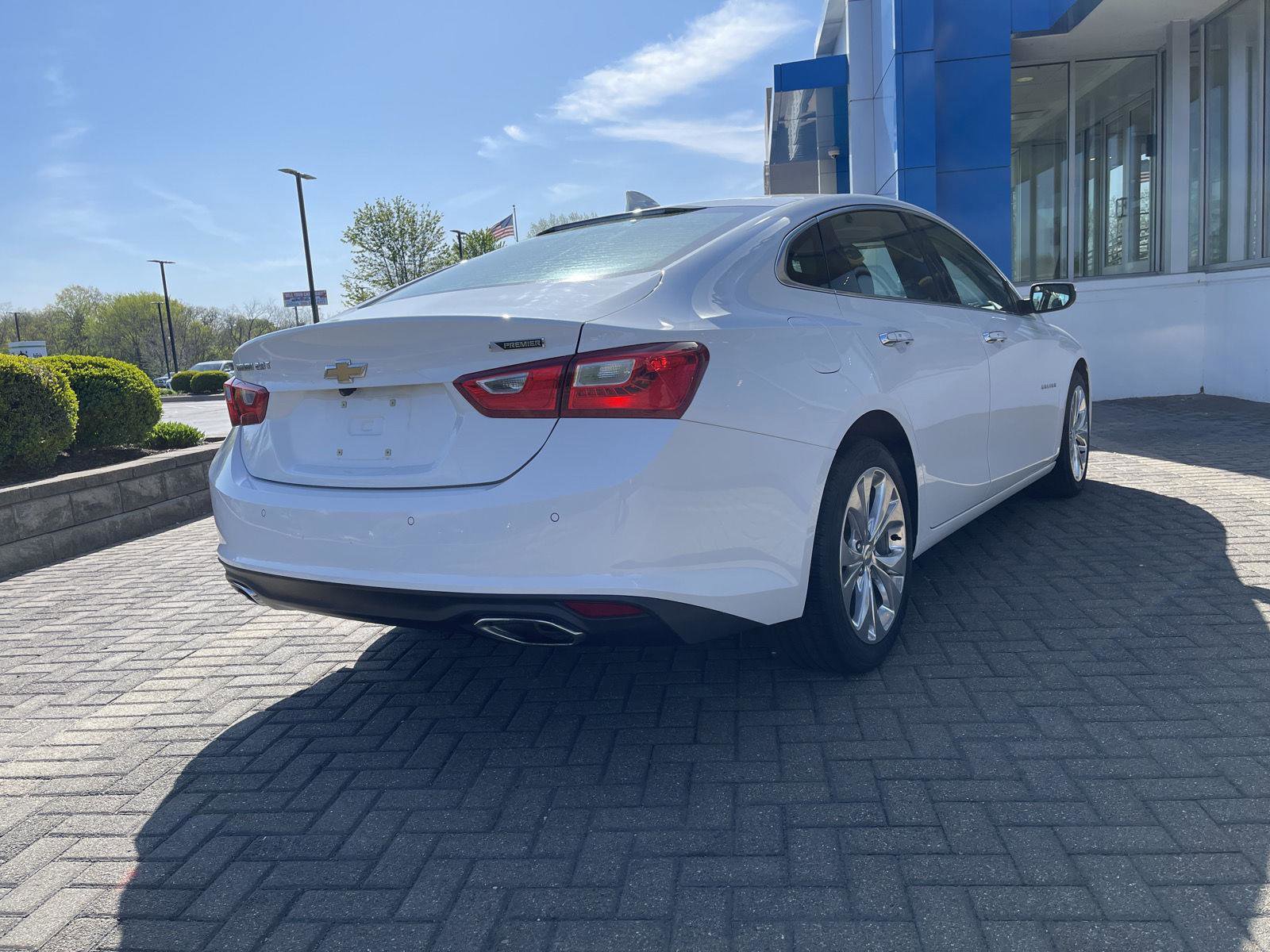 Used 2017 Chevrolet Malibu Premier w/ Driver Confidence Package FWD image 5