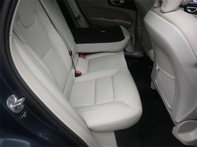 Used 2022 Volvo XC60 B5 Momentum w/ Climate Package image 28