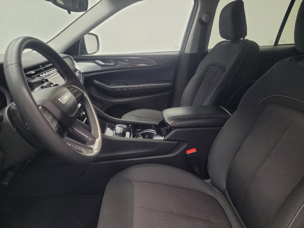 Used 2023 Jeep Grand Cherokee Laredo image 17