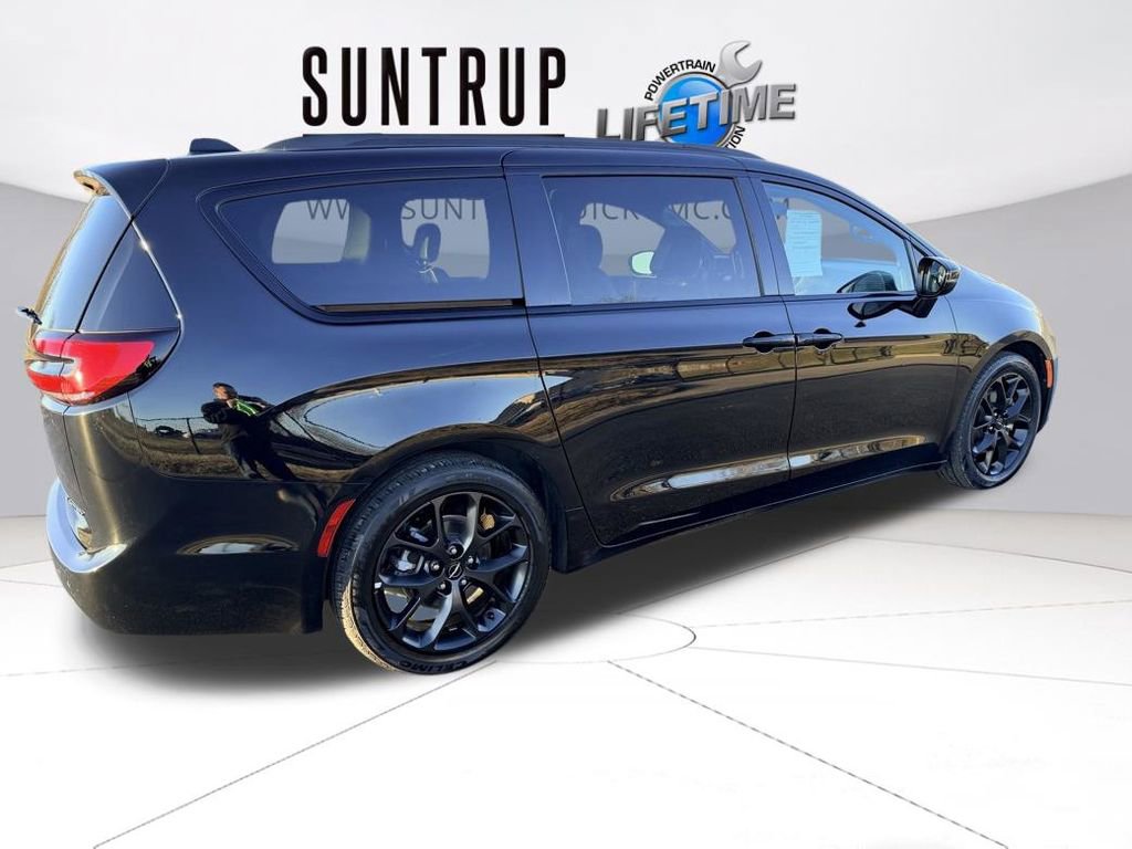 Used 2025 Chrysler Pacifica Limited image 3