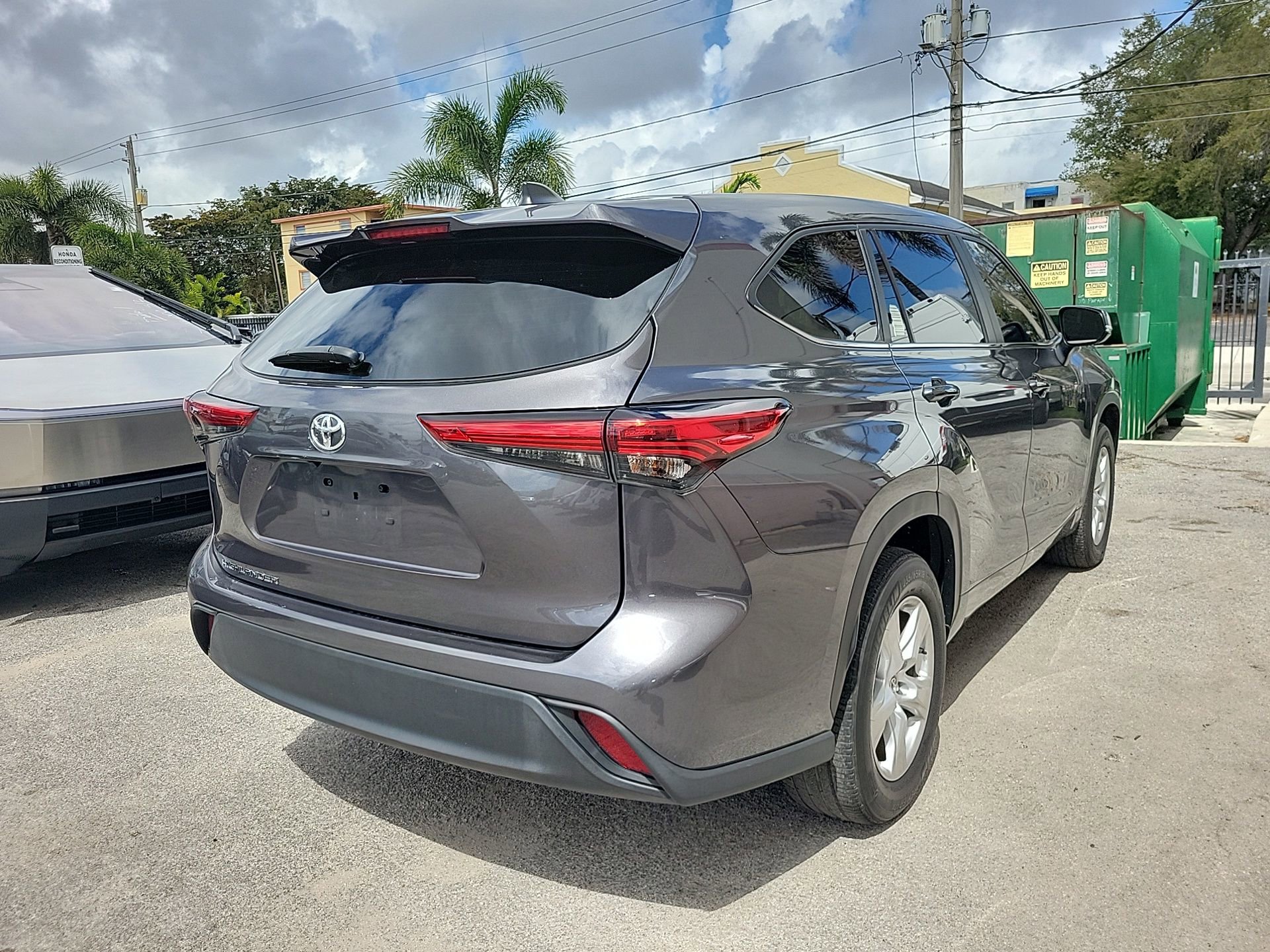 Used 2023 Toyota Highlander L image 10