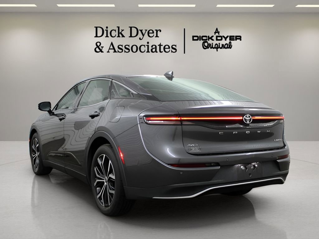 Used 2023 Toyota Crown Limited image 4