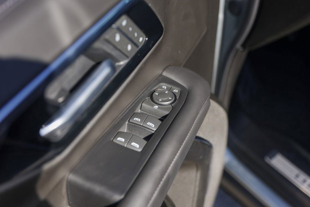 Used 2025 Chevrolet Suburban Z71 image 22