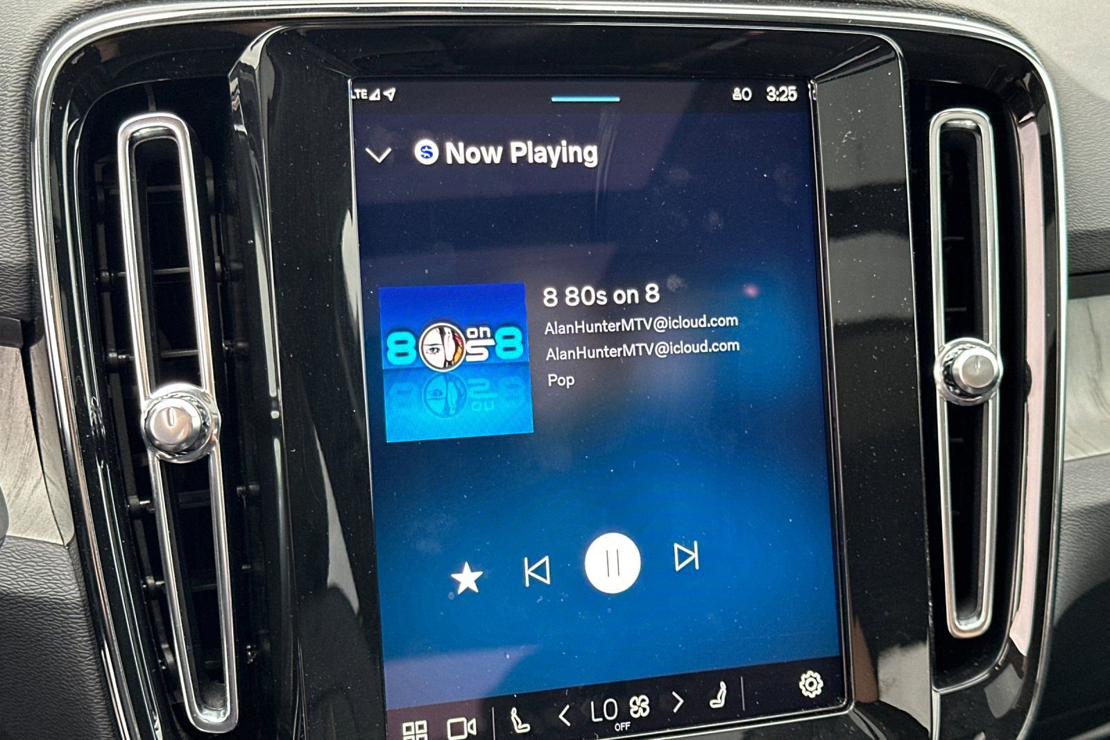 Used 2025 Volvo XC40 B5 Plus image 18