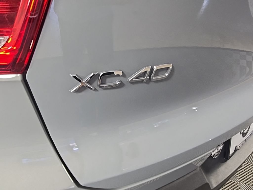 Certified 2025 Volvo XC40 B5 Plus AWD/4WD image 13