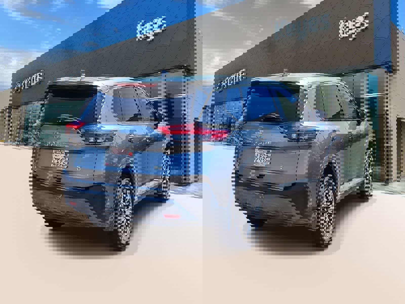 Used 2023 Nissan Rogue SV image 4