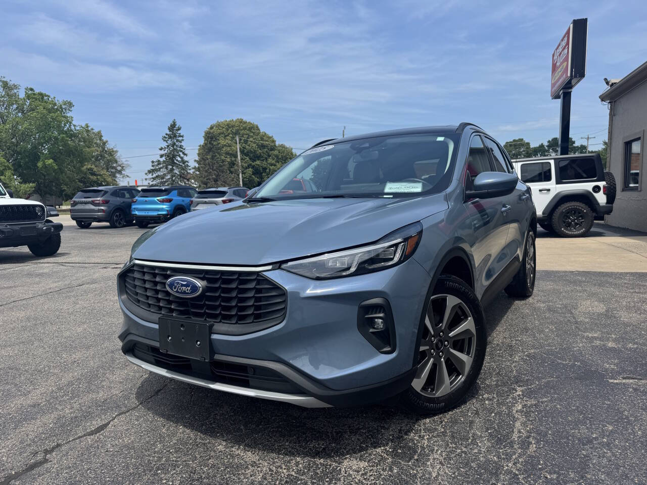 Used 2025 Ford Escape Platinum AWD/4WD image 2