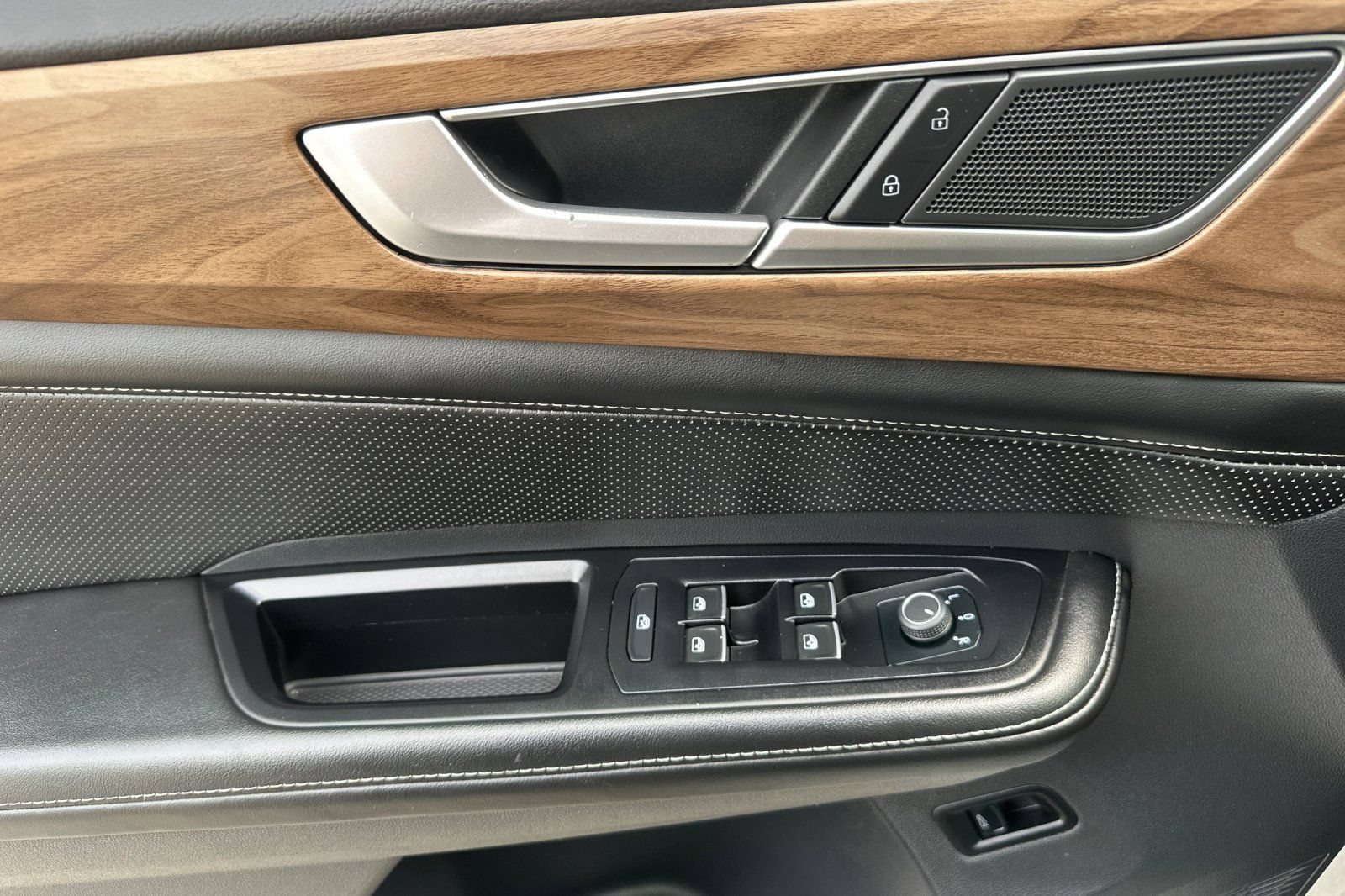 Used 2024 Volkswagen Atlas SE FWD image 11