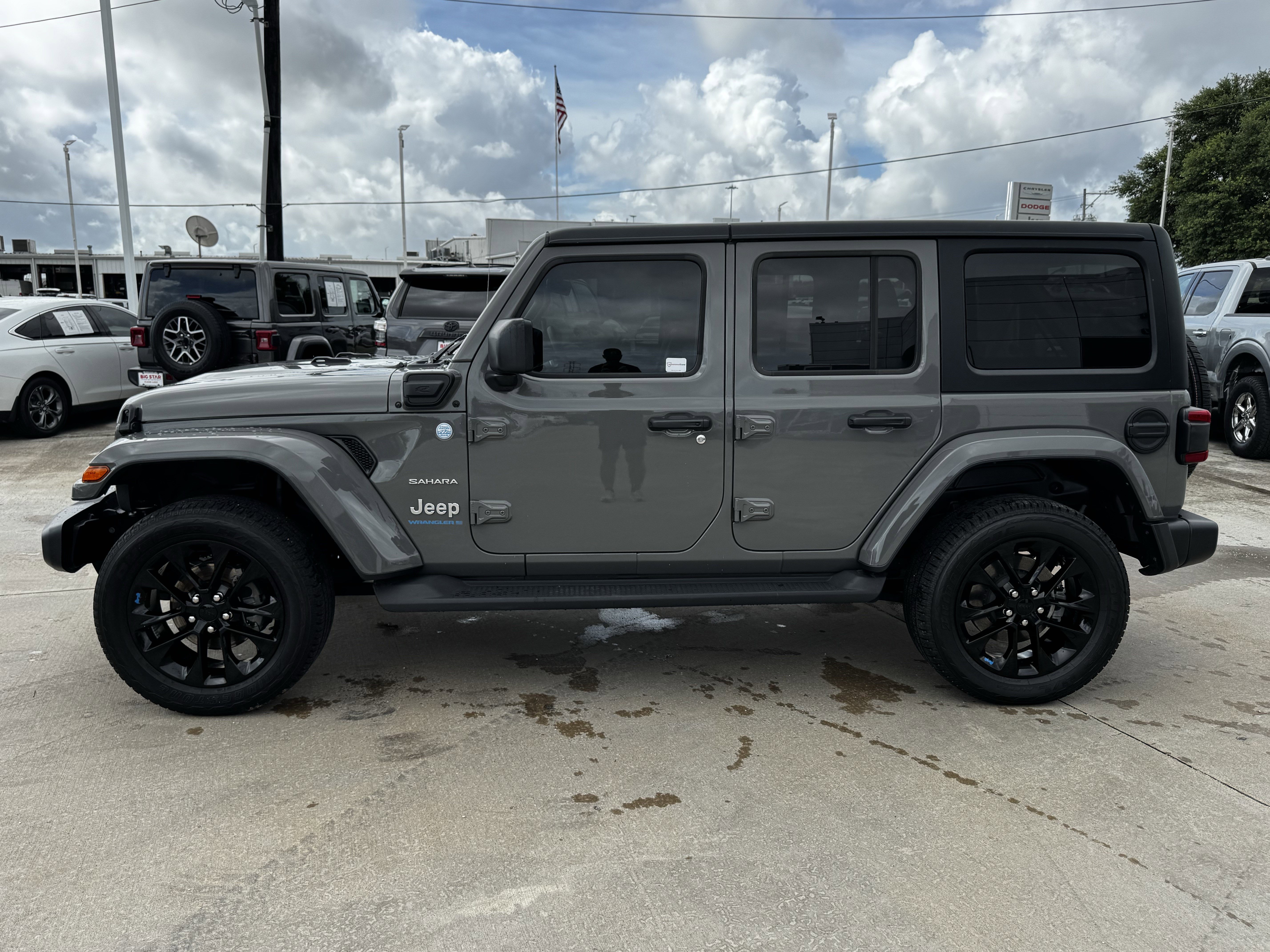 Used 2023 Jeep Wrangler Unlimited Sahara w/ Cold Weather Group AWD/4WD image 7