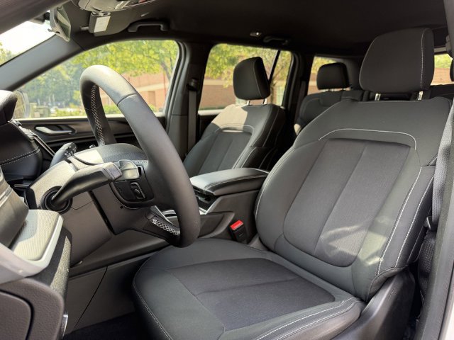 Used 2025 Jeep Grand Cherokee Laredo AWD/4WD image 12