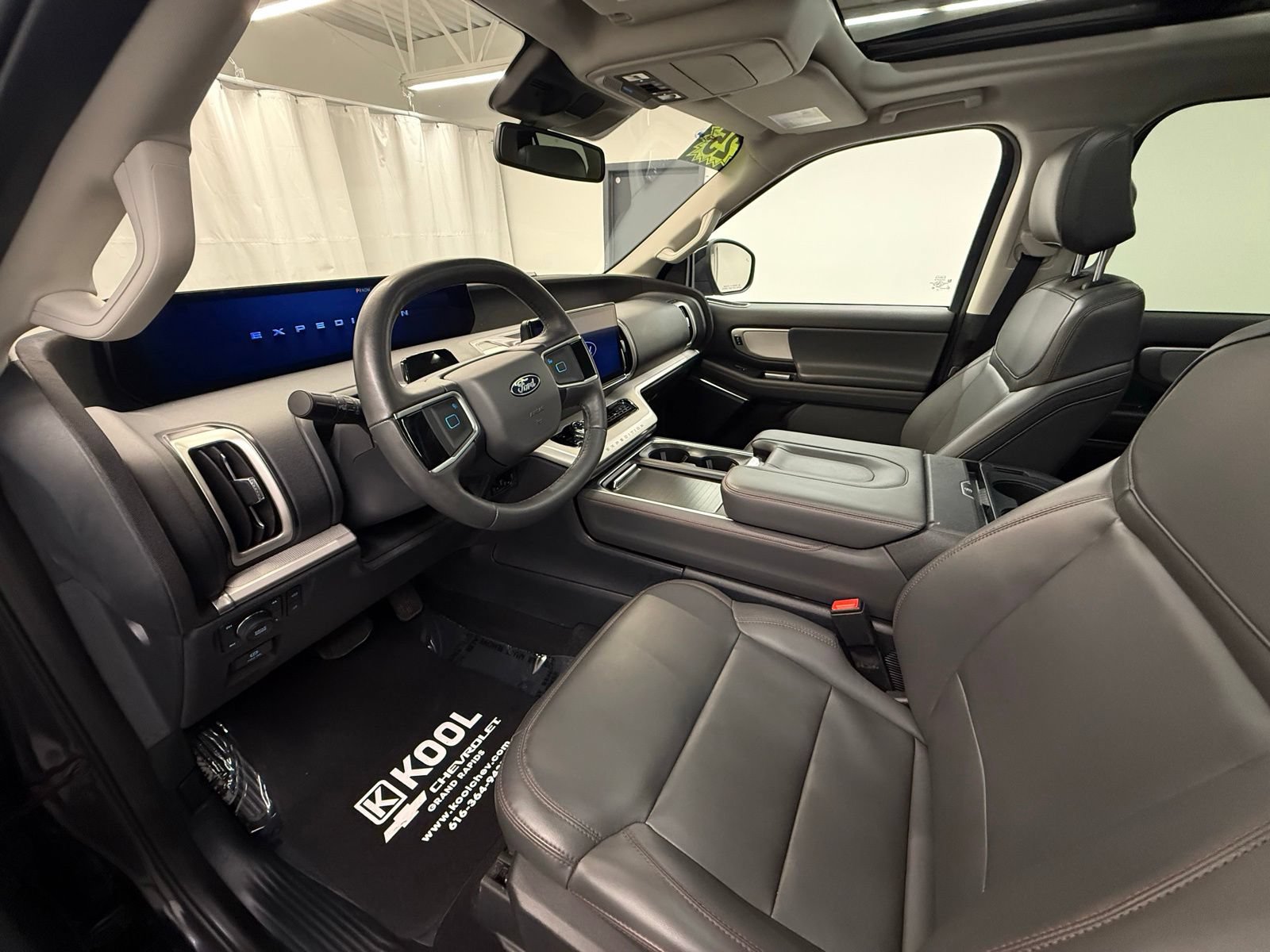 Used 2025 Ford Expedition Max Active AWD/4WD image 11