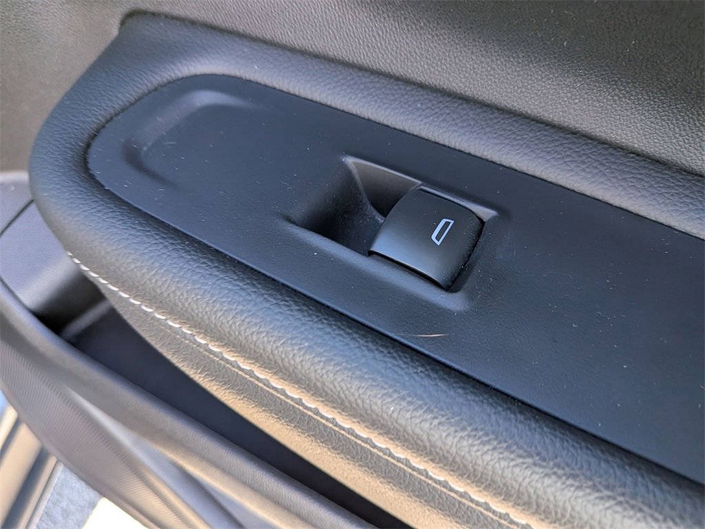 Used 2024 GMC Terrain SLT image 31