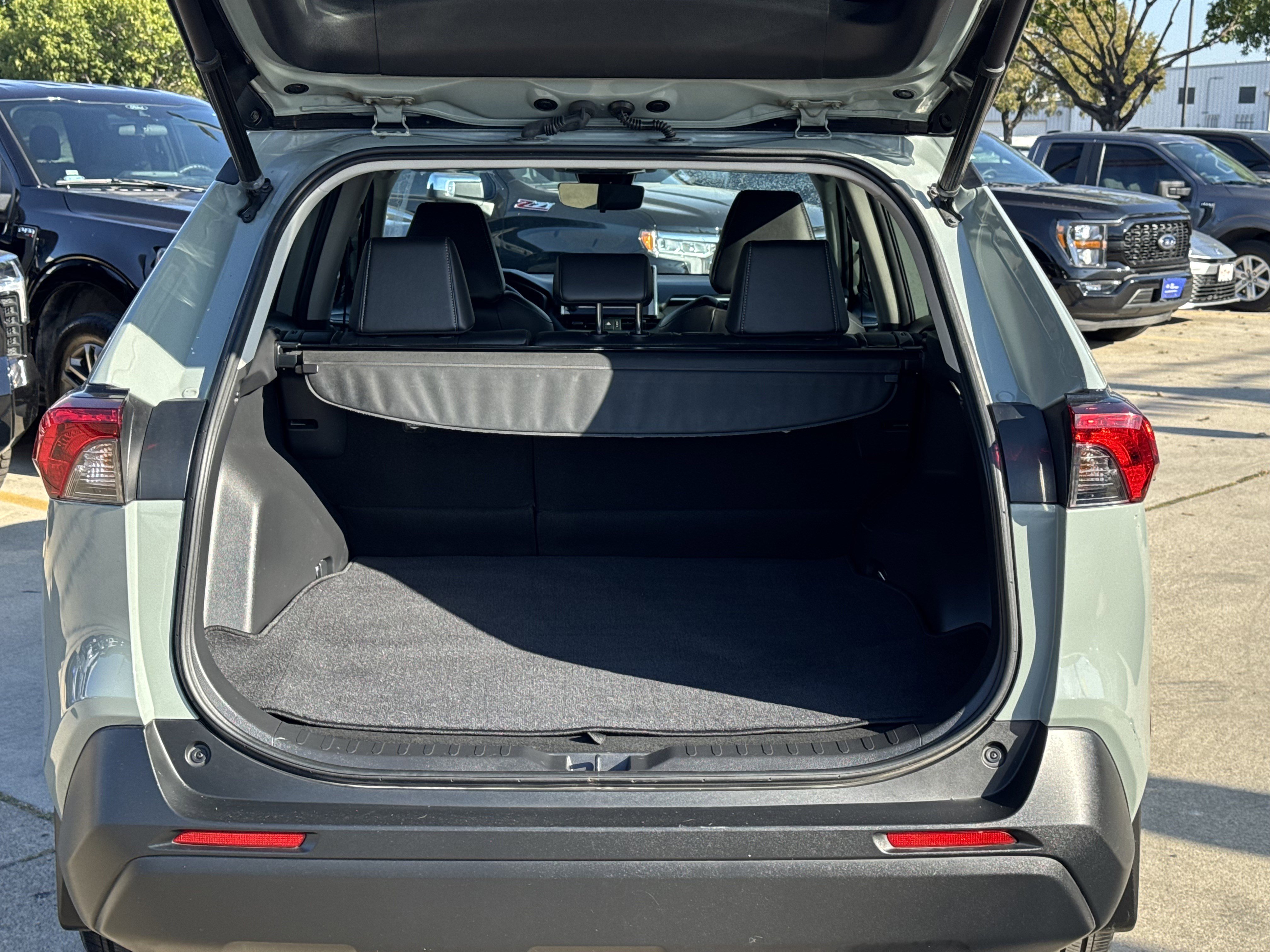 Used 2023 Toyota RAV4 XLE Premium image 9