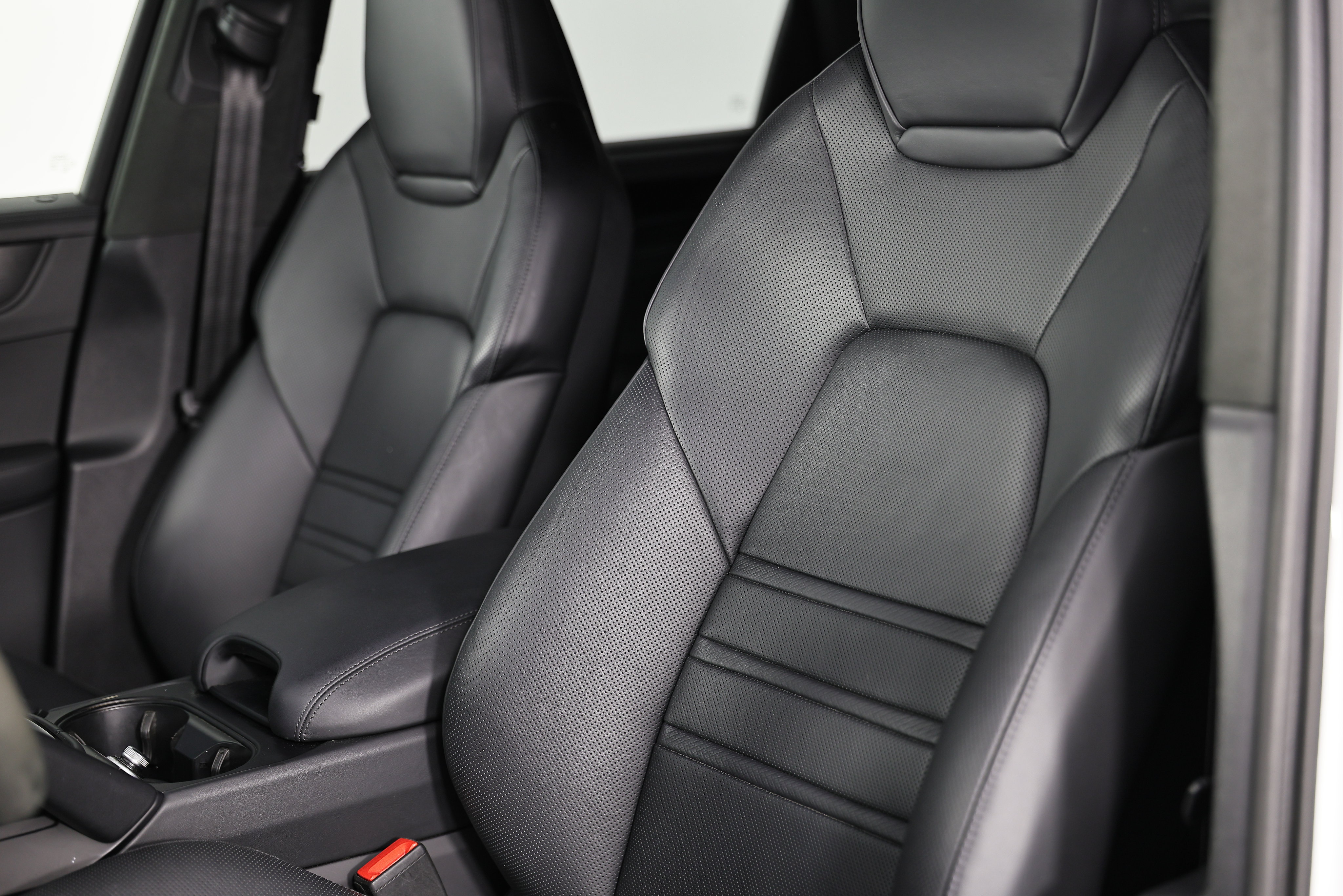 Certified 2025 Porsche Cayenne GTS AWD/4WD image 23