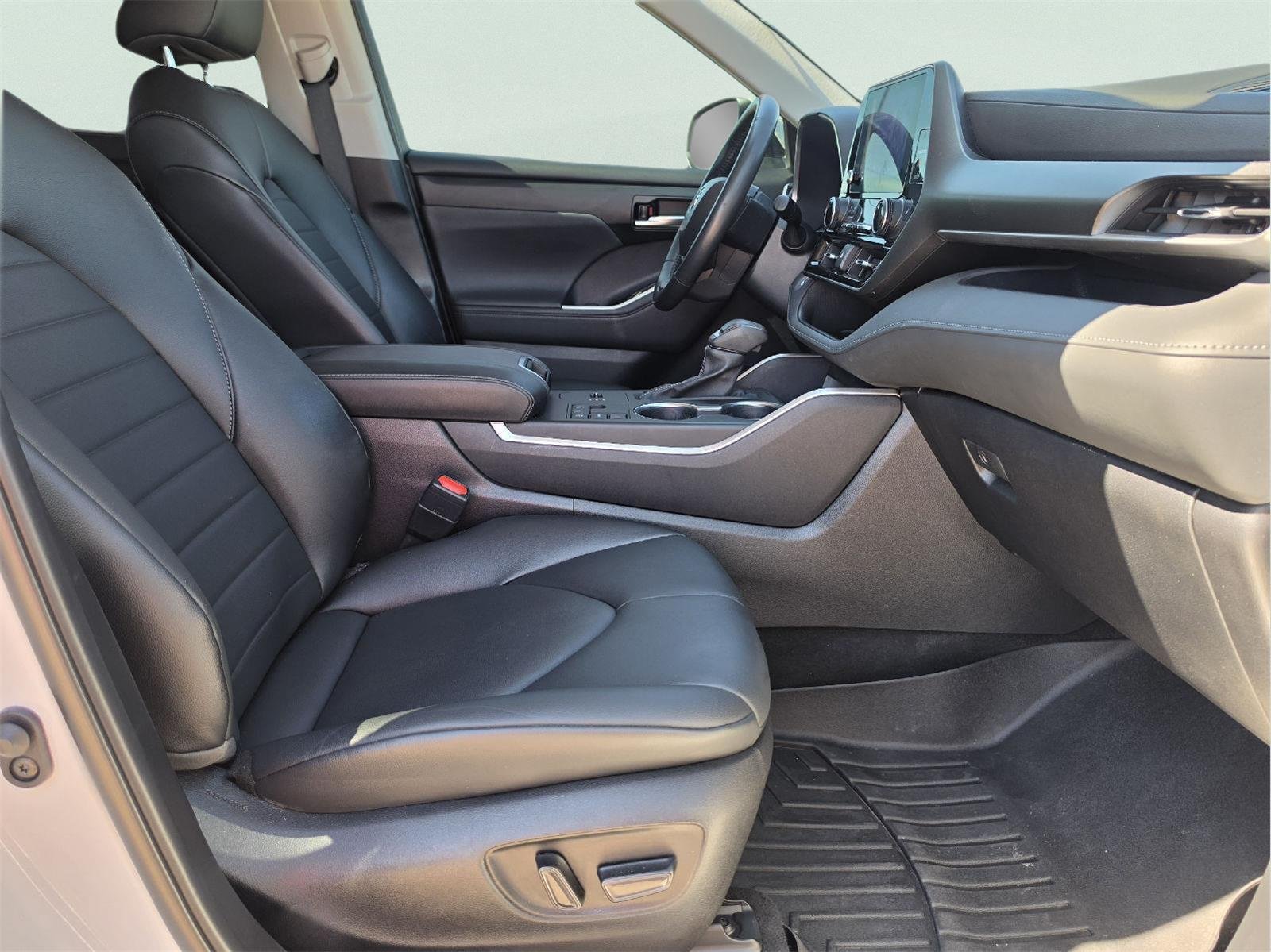Used 2023 Toyota Highlander XLE FWD image 28