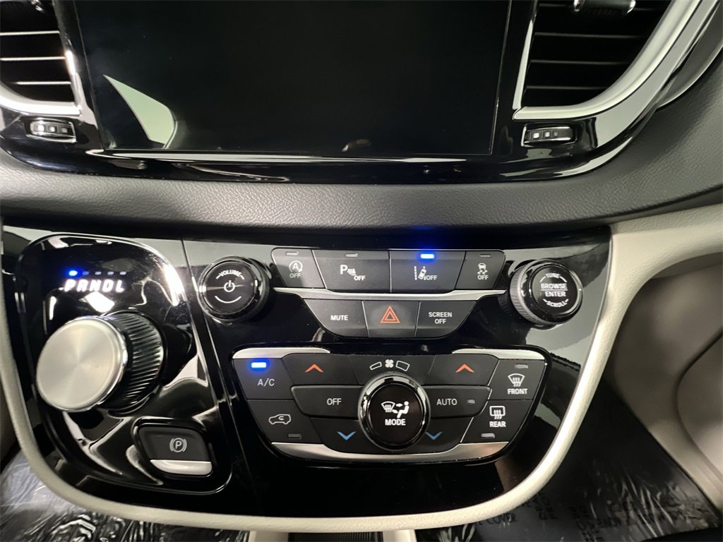 Used 2024 Chrysler Pacifica Touring-L image 12