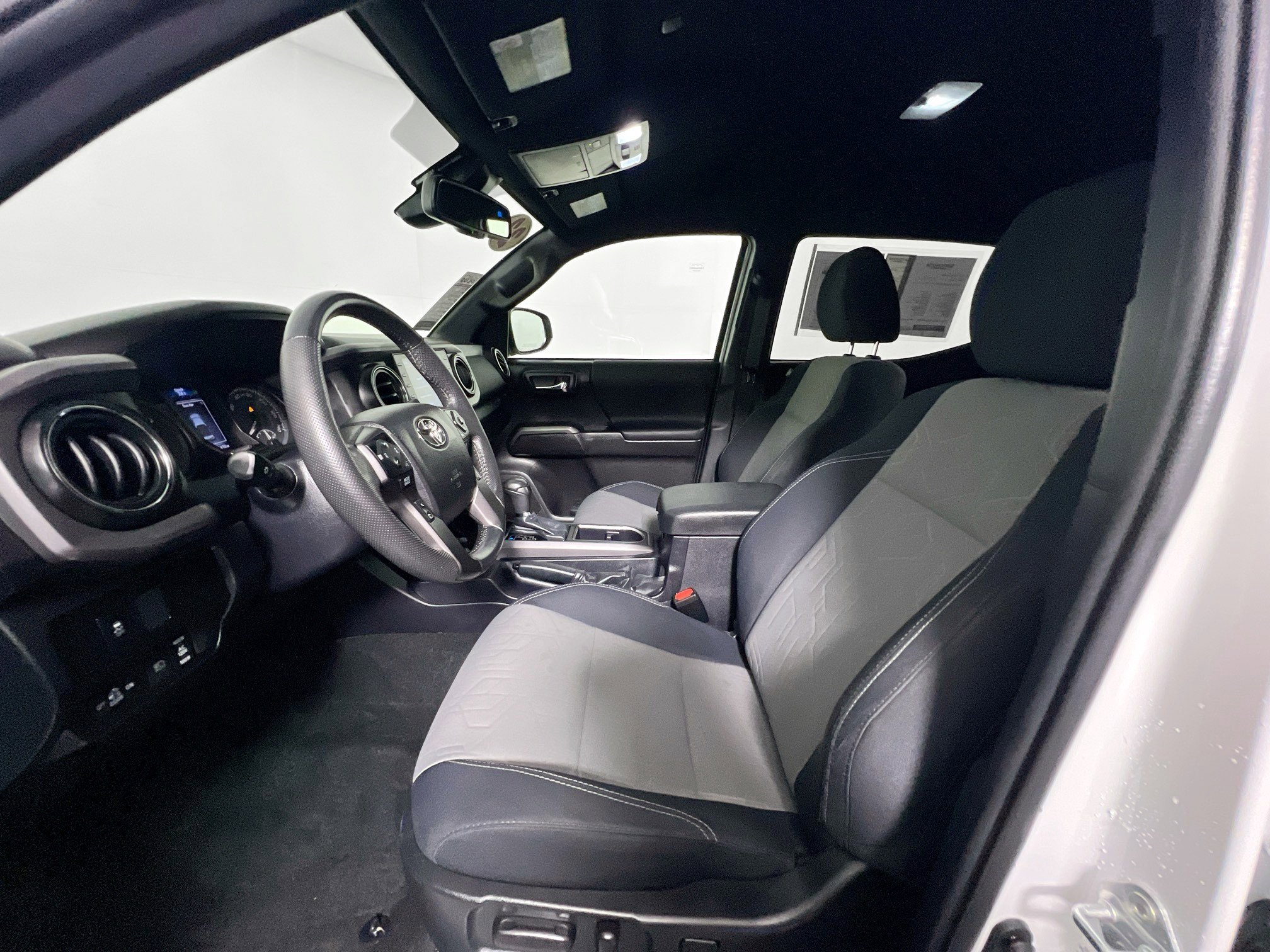 Used 2022 Toyota Tacoma TRD Sport w/ Technology Package image 14