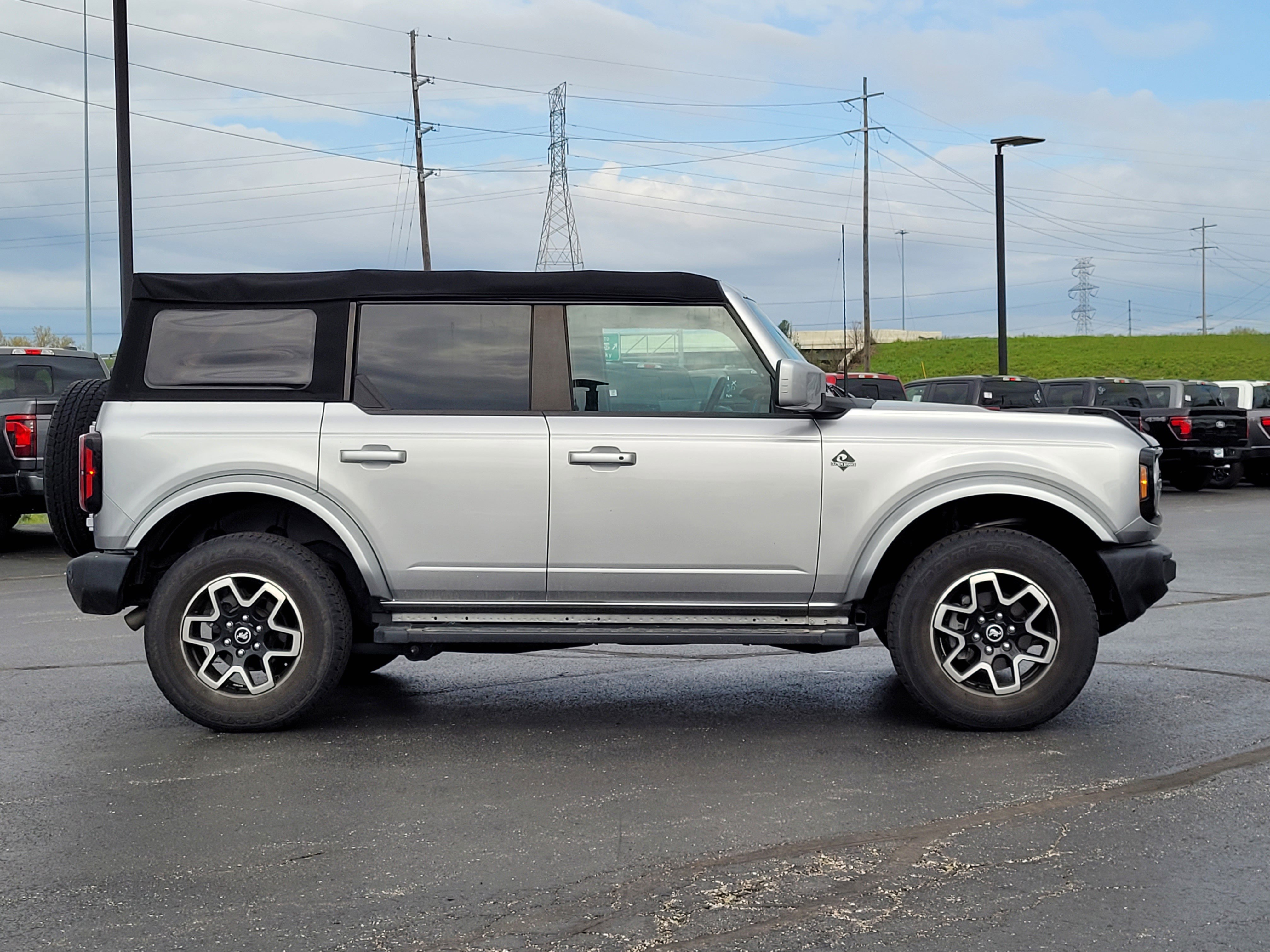Used 2023 Ford Bronco Outer Banks image 2