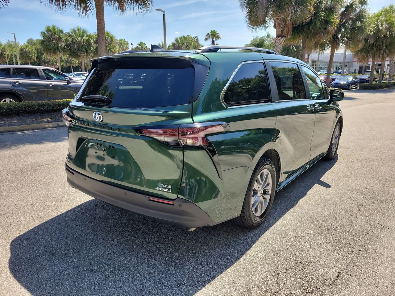 Used 2024 Toyota Sienna XLE AWD/4WD image 3