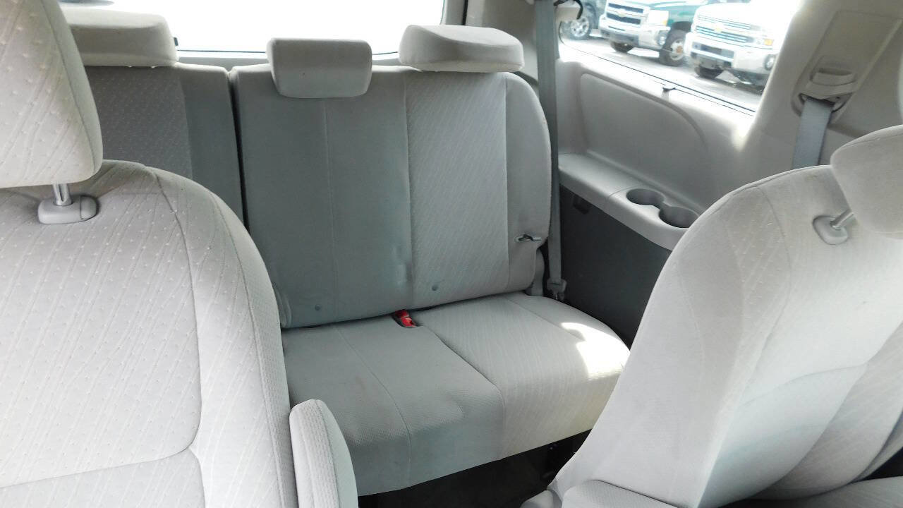 Used 2017 Toyota Sienna LE image 12