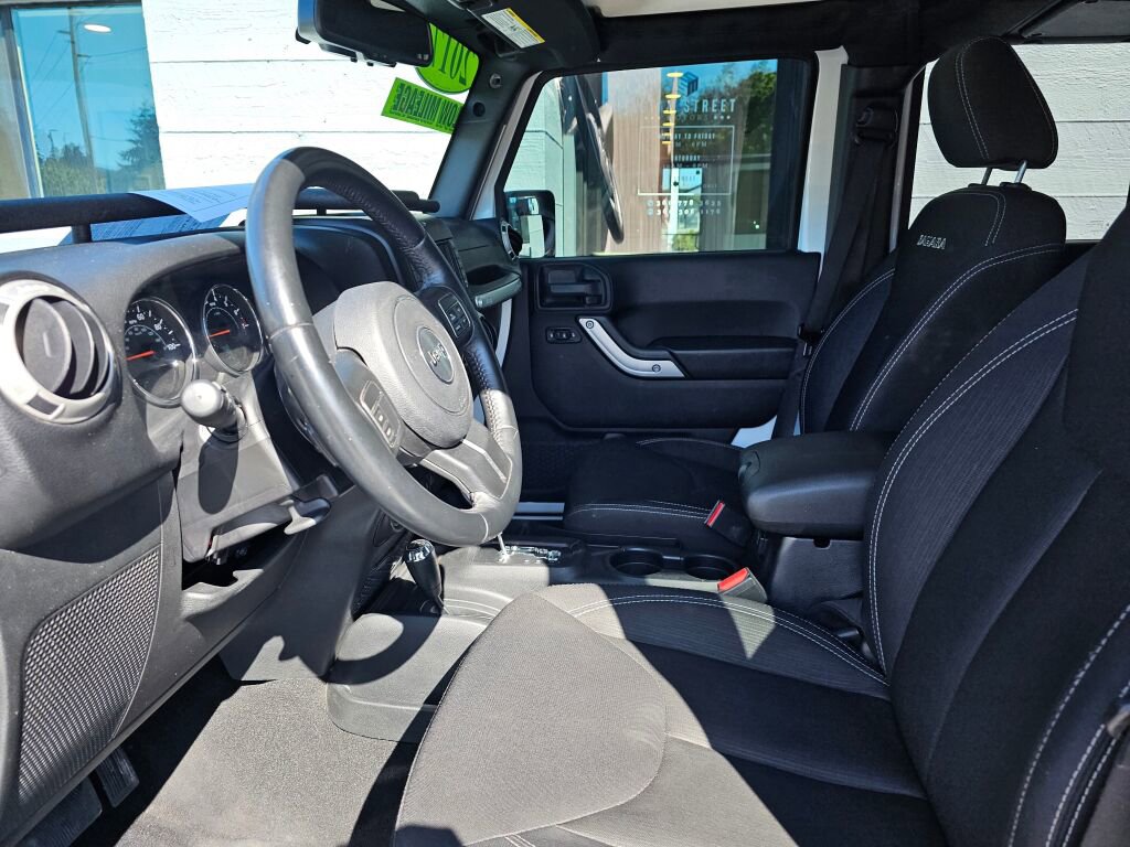 Used 2017 Jeep Wrangler Unlimited Sahara AWD/4WD image 16
