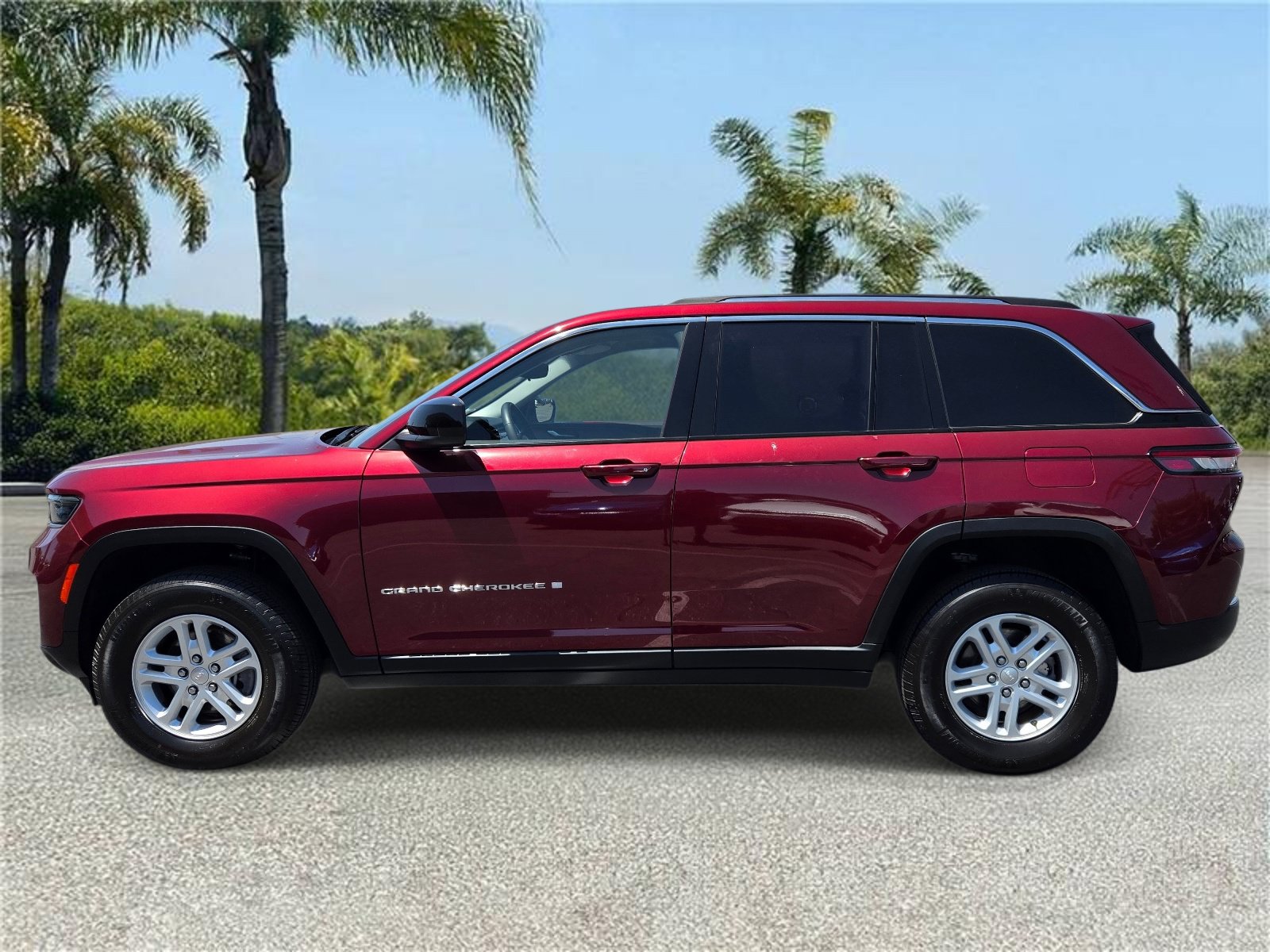 Used 2023 Jeep Grand Cherokee Laredo RWD image 2