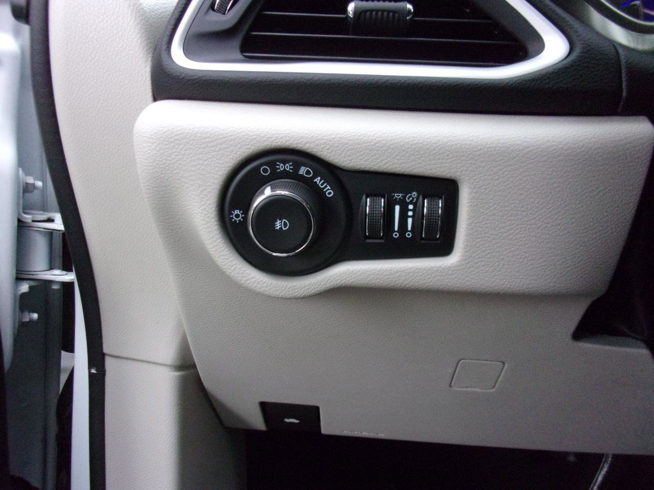 Used 2023 Chrysler Pacifica Touring-L image 19