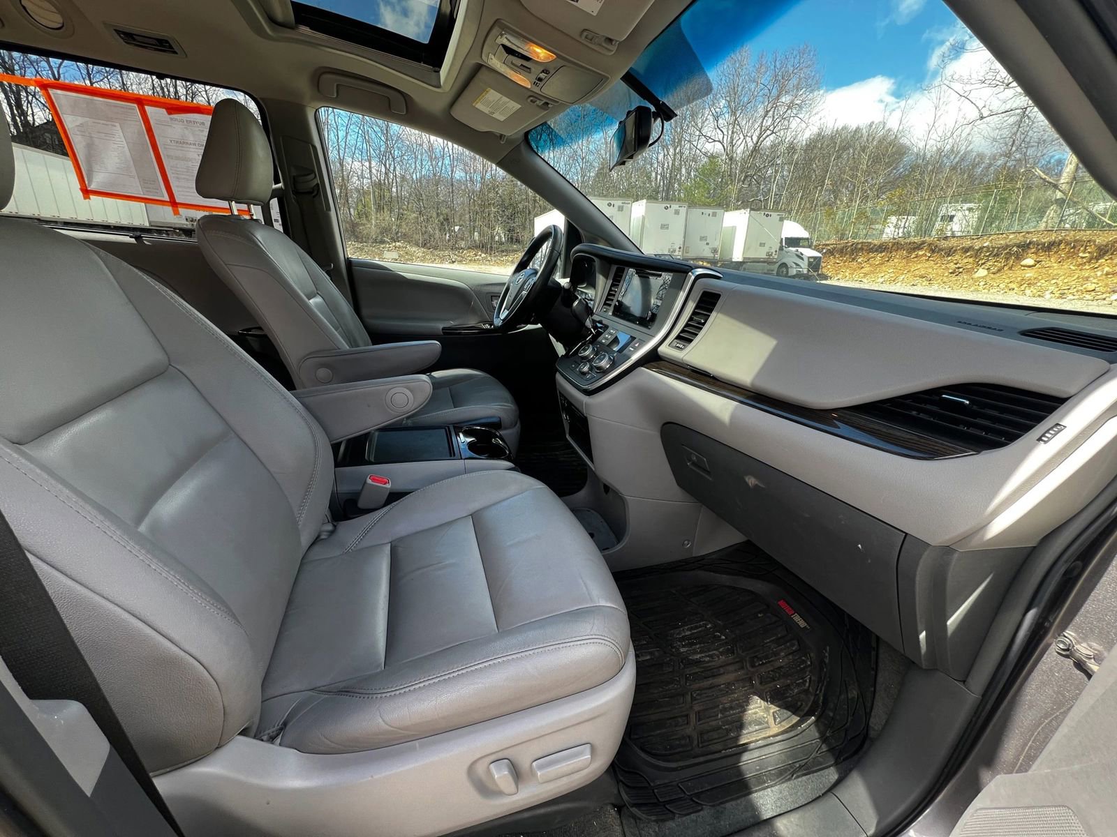 Used 2017 Toyota Sienna XLE AWD/4WD image 9