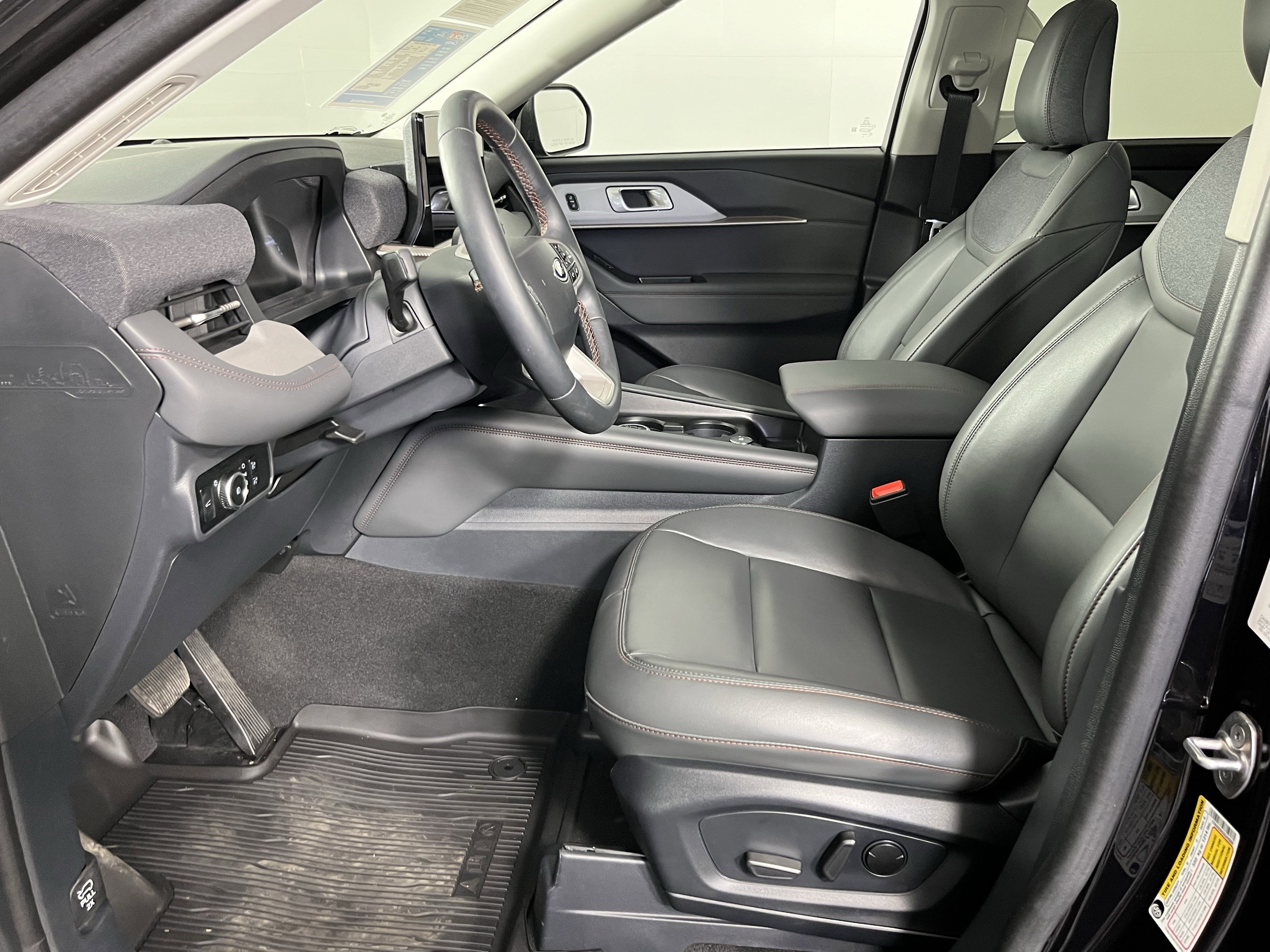 Used 2025 Ford Explorer Active w/ Active Comfort Package image 11