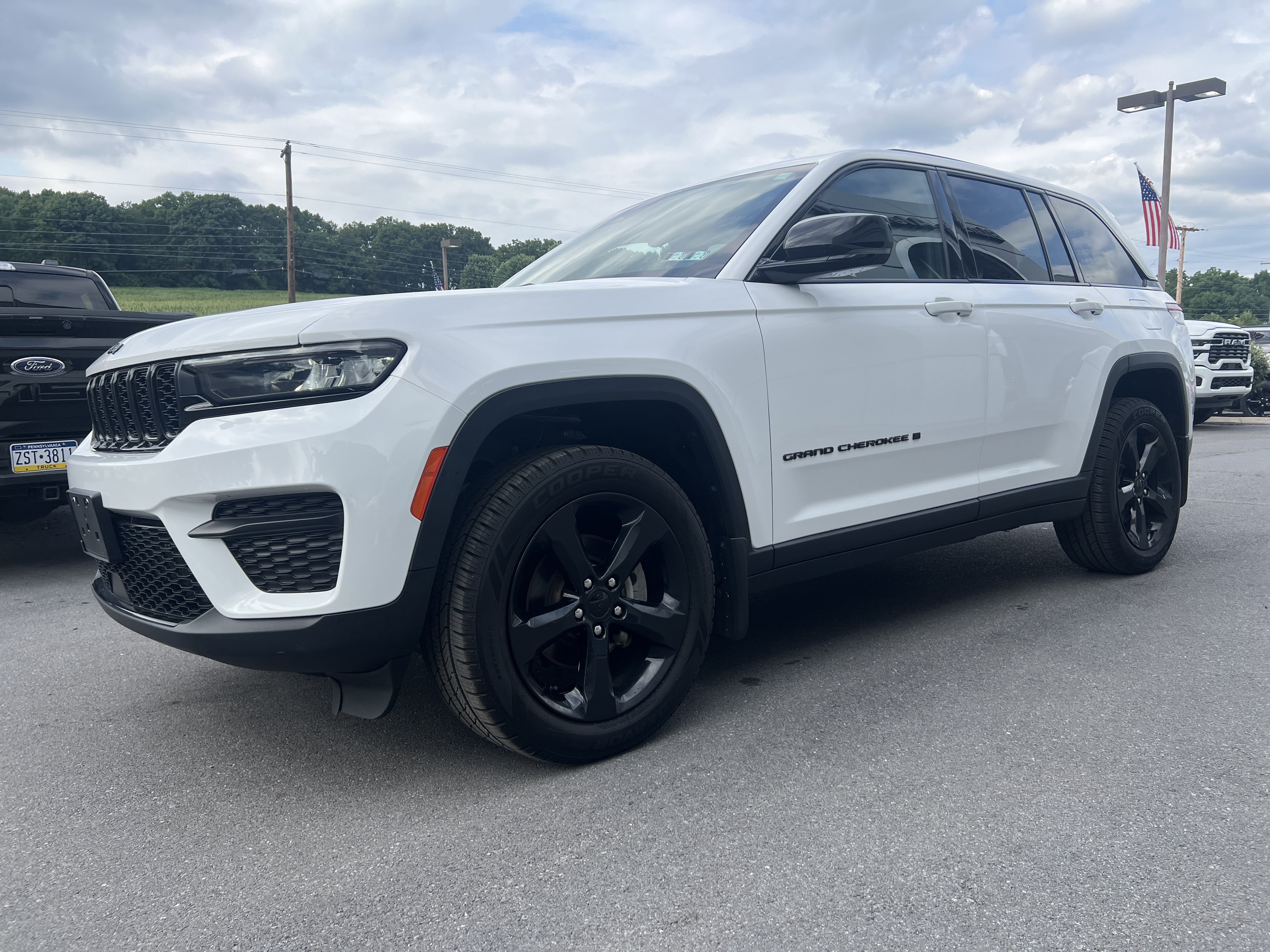 Used 2023 Jeep Grand Cherokee Altitude AWD/4WD image 8