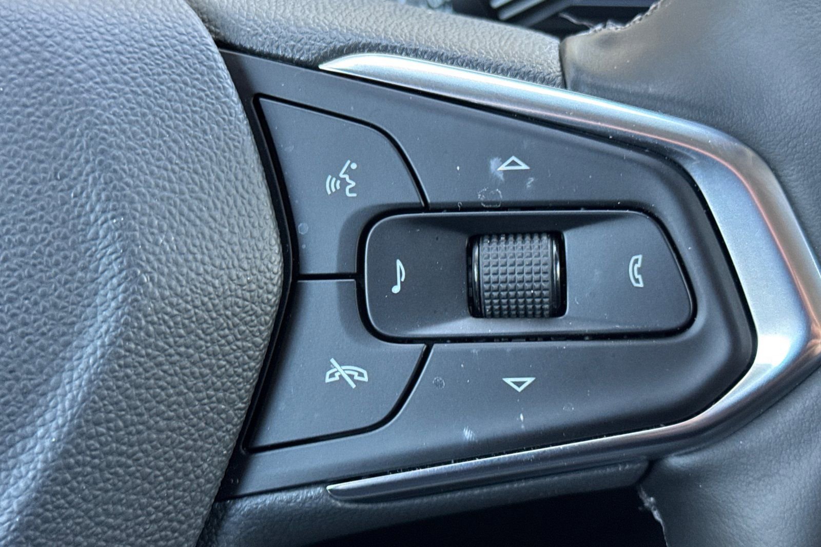 Used 2025 Chevrolet Trax LT w/ Driver Confidence Package image 26