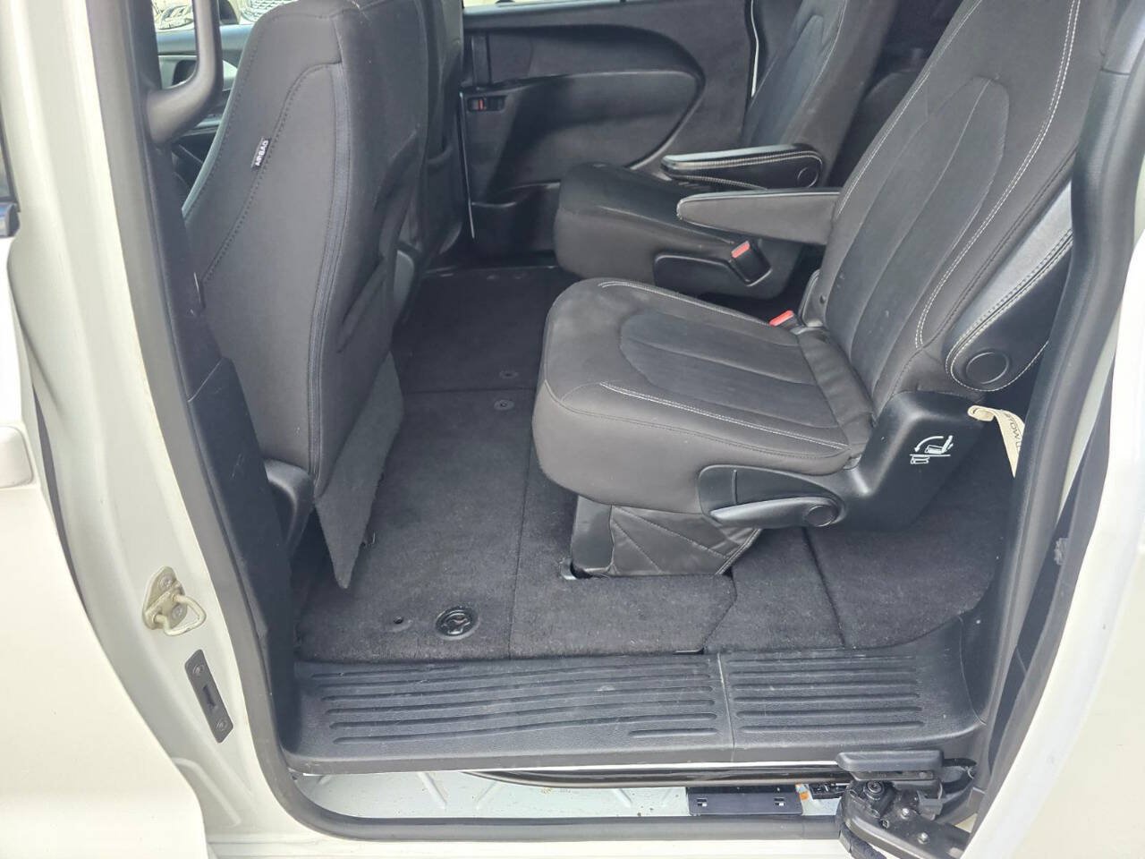 Used 2020 Chrysler Pacifica Touring w/ Advanced Safetytec Group FWD image 36