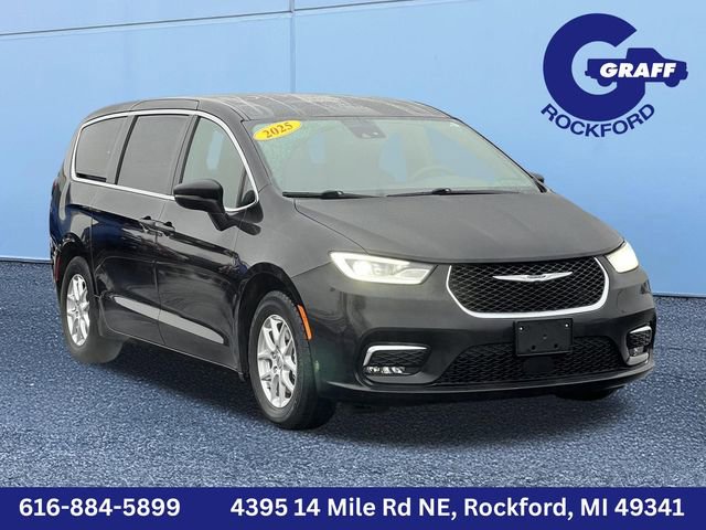 Used 2025 Chrysler Pacifica Select