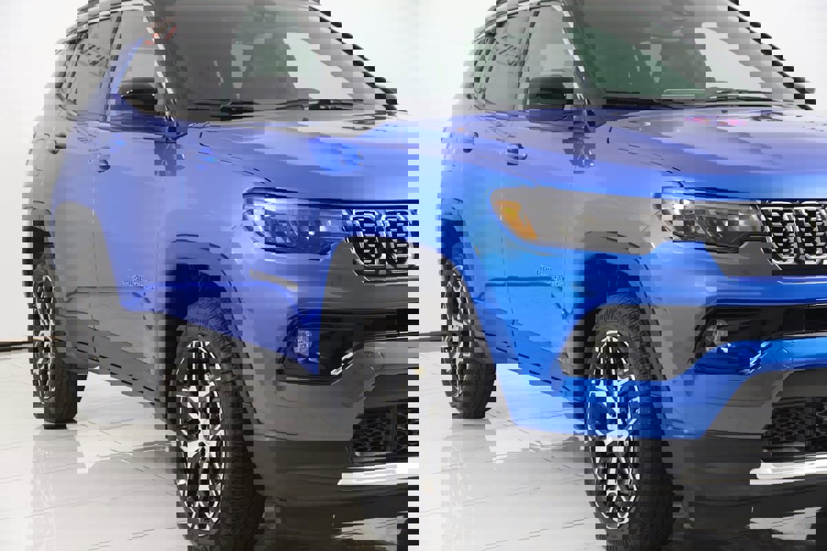 Used 2024 Jeep Compass Limited image 37