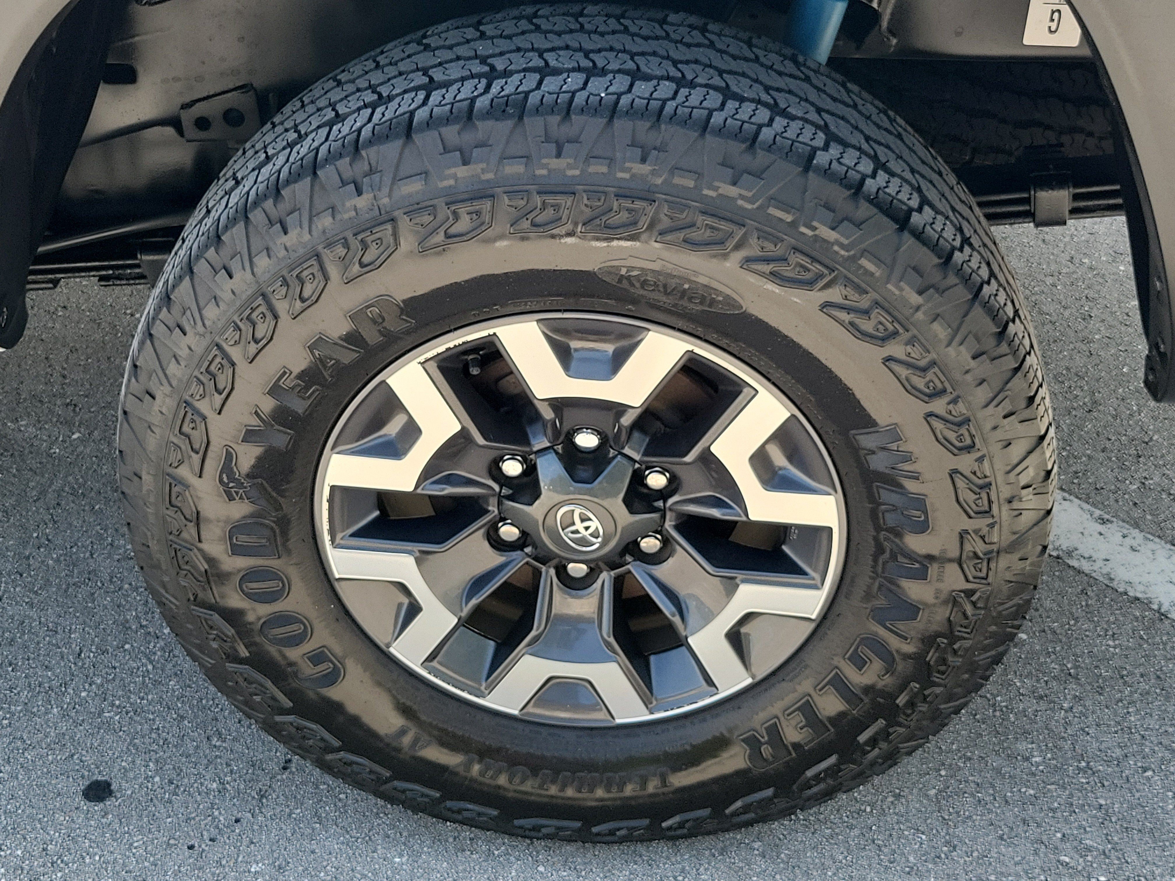 Used 2023 Toyota Tacoma TRD Off-Road w/ Technology Package AWD/4WD image 9