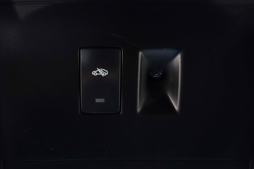 Used 2018 Cadillac Escalade ESV Platinum image 33